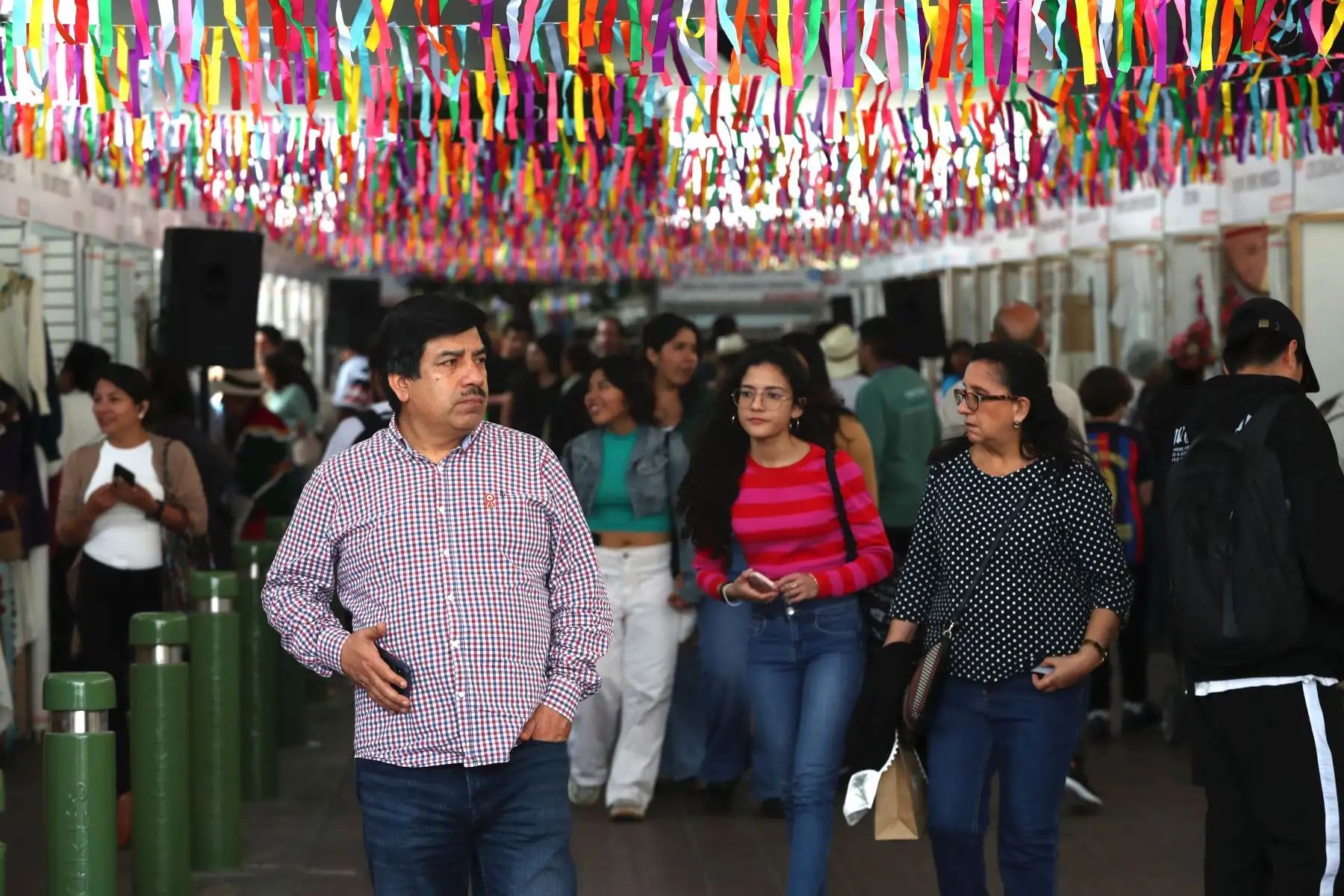 Artesanías de todo tipo provenientes de todas las regiones del Perú se exhiben en la Feria Nacional de Artesanía "De Nuestras Manos", en el parque Kennedy de Miraflores. Foto: ANDINA/Daniel Bracamonte
