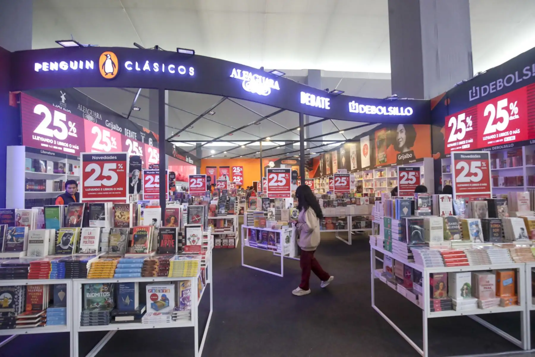 La feria, que es considerada la más grande y representativa del Perú, es organizada por la Cámara Peruana del Libro y se realizará entre el 21 de julio y el 6 de agosto con la presencia de autores/as, editores/as, libreros/as y lectores/as nacionales e internacionales.
Foto: ANDINA/Juan Carlos Guzmán Negrini
