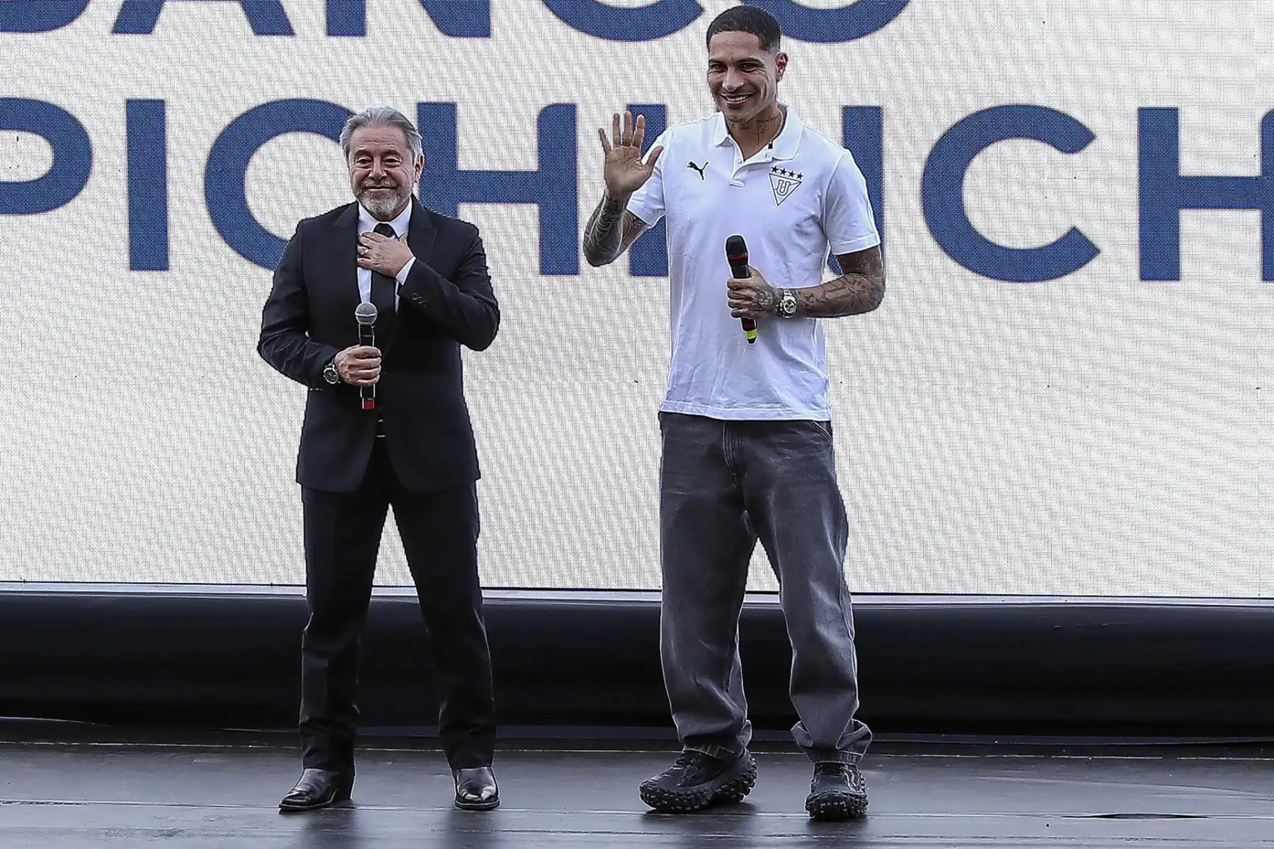 El jugador de fútbol peruano Paolo Guerrero fue presentado como nuevo refuerzo de Liga Deportiva Universitaria, para la próxima etapa del campeonato nacional ecuatoriano, hoy en Quito (Ecuador).
Foto: EFE