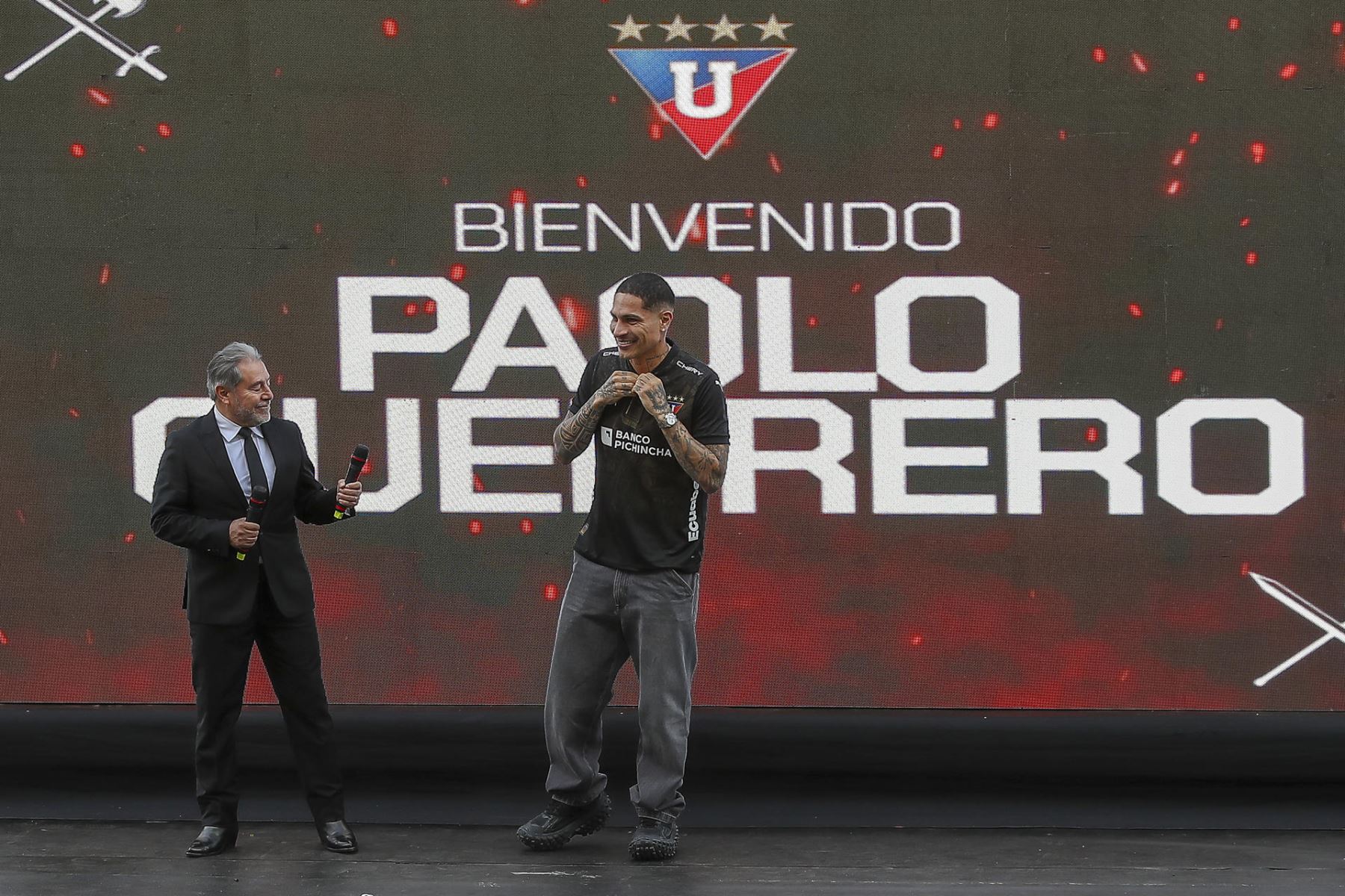 El jugador de fútbol peruano Paolo Guerrero fue presentado hoy en Quito como nuevo refuerzo de Liga Deportiva Universitaria, para la próxima etapa del campeonato nacional ecuatoriano. Foto: EFE