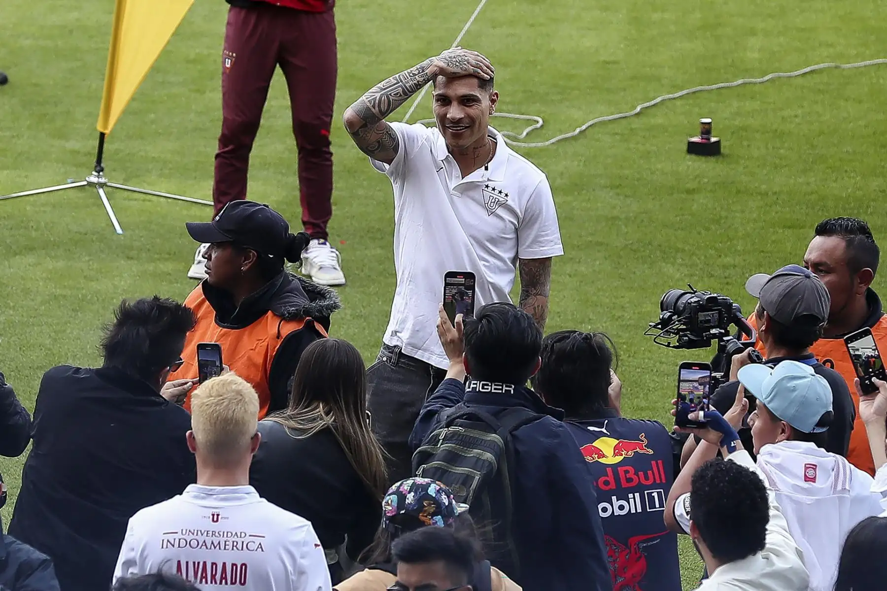 El jugador de fútbol peruano Paolo Guerrero fue presentado como nuevo refuerzo de Liga Deportiva Universitaria, para la próxima etapa del campeonato nacional ecuatoriano, hoy en Quito (Ecuador).
Foto: EFE