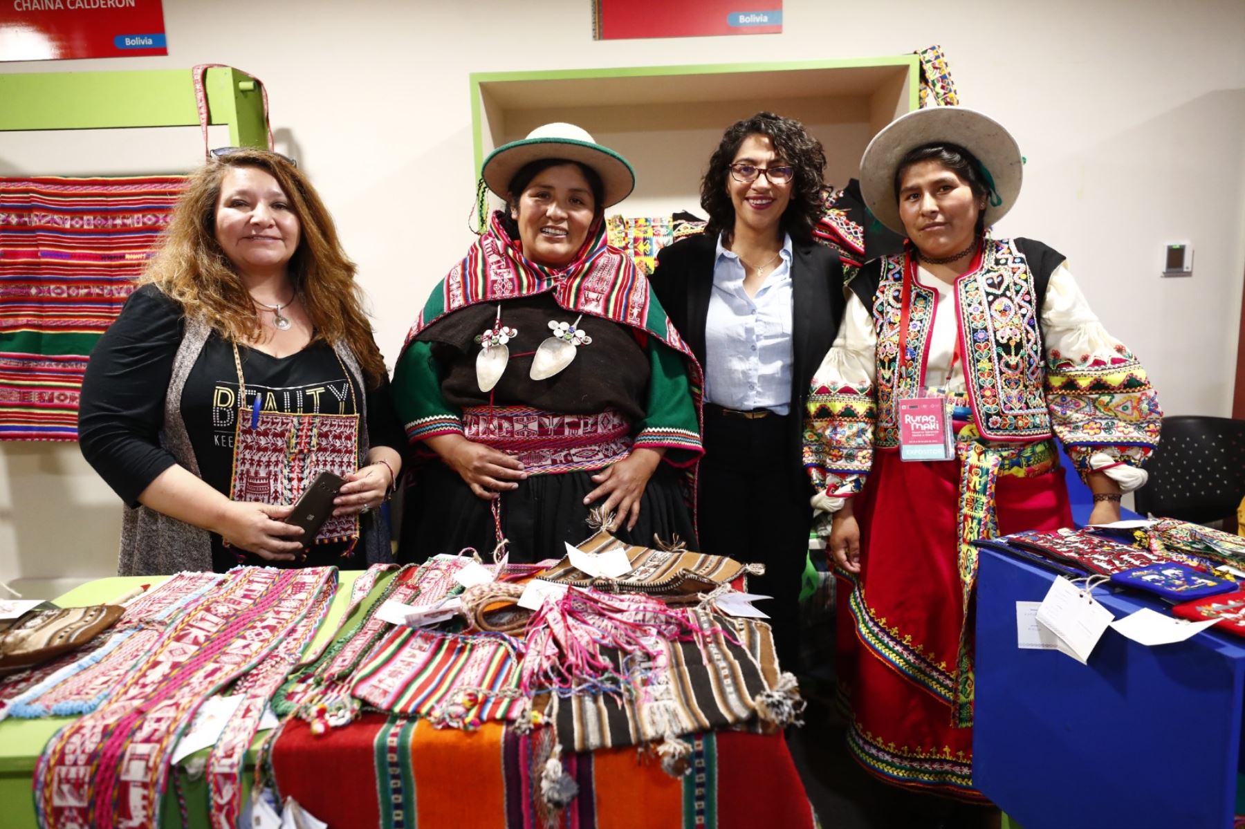 La ministra Leslie Urteaga dio la bienvenida a las artesanas y artesanos de Bolivia y Colombia, que en esta ocasión traen lo mejor de su arte en textilería, joyas y barnizado. Foto: ANDINA/Mincul