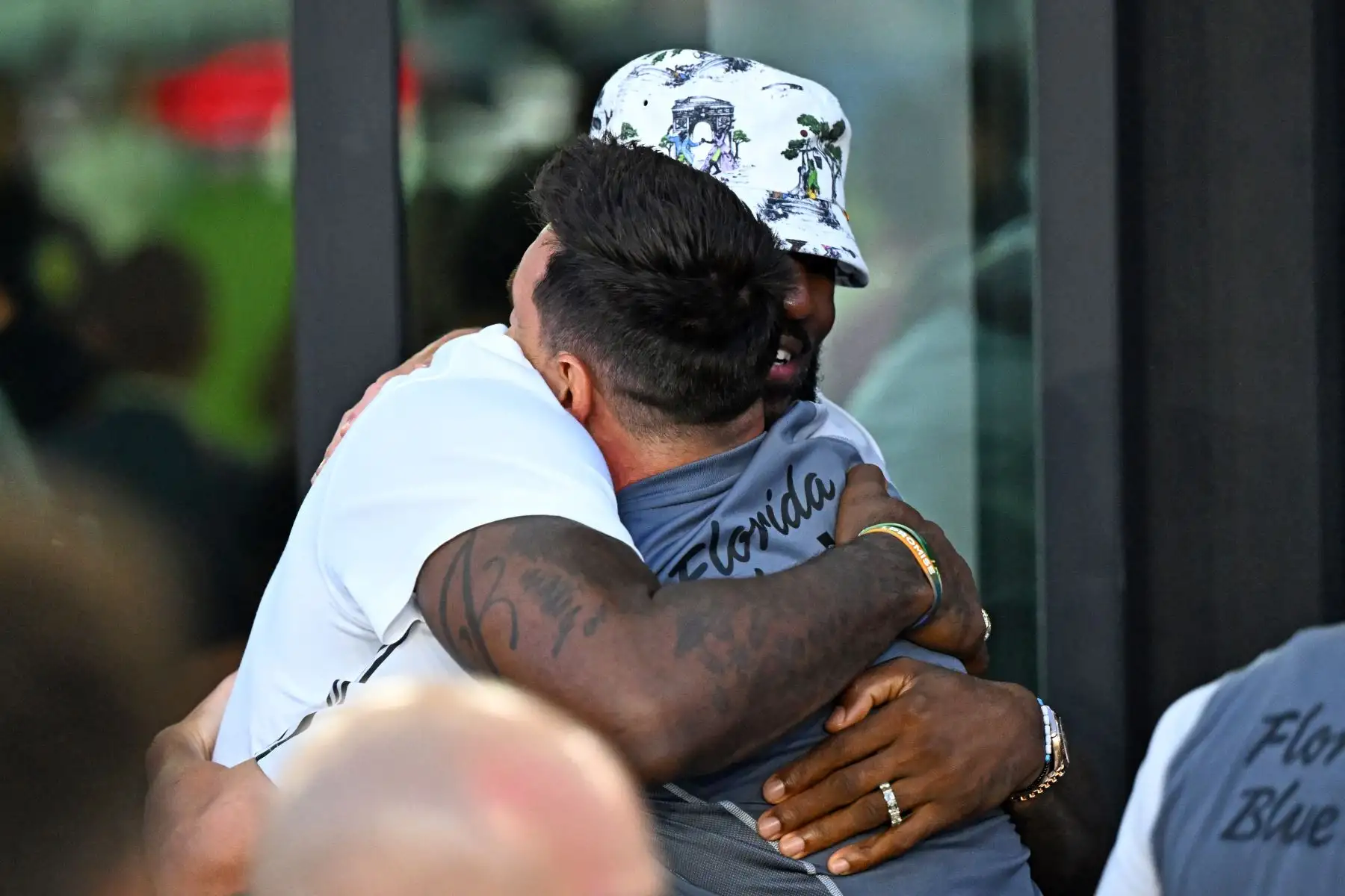 El basquetbolista estadounidense LeBron James abraza al delantero argentino de Inter Miami, Lionel Messi, mientras llega al partido de fútbol del Grupo J de la Copa de la Liga entre Inter Miami CF y Cruz Azul en el DRV PNK Stadium en Fort Lauderdale, Florida, el 21 de julio de 2023.
Foto: AFP