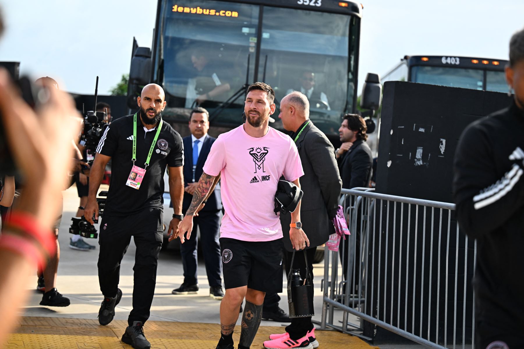 Lionel Messi (centro) de Argentina llega antes de su debut con el club Inter Miami CF de la Major League Soccer en su partido de la Copa de la Liga contra el club Cruz Azul de la Liga MX en el estadio DRV PNK en Fort Lauderdale, Florida, el 21 de julio de 2023.
Foto: AFP