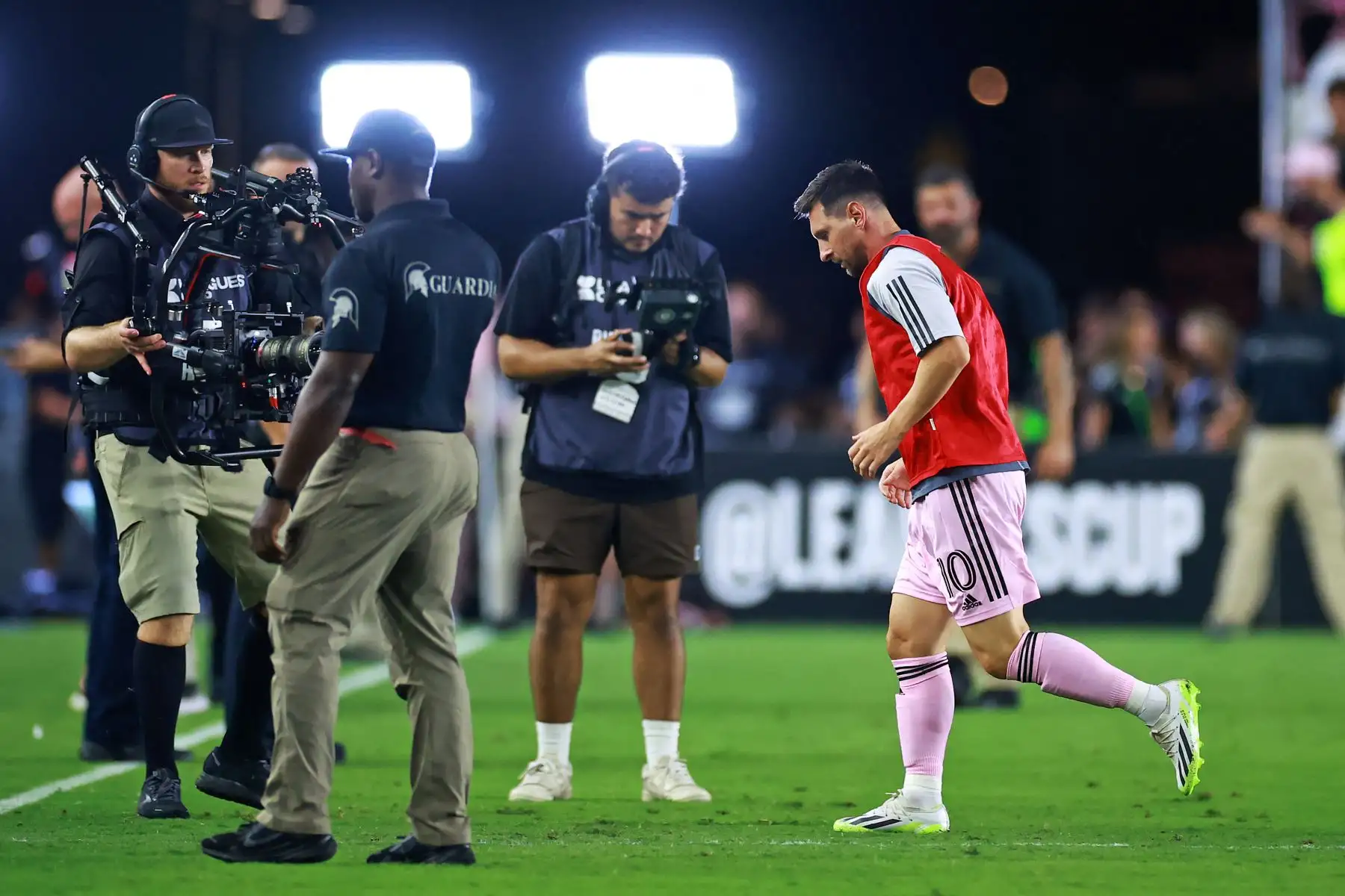 FORT LAUDERDALE, FLORIDA - 21 DE JULIO: Lionel Messi #10 de Inter Miami CF se calienta durante el partido de la Leagues Cup 2023 entre Cruz Azul e Inter Miami CF en el DRV PNK Stadium el 21 de julio de 2023 en Fort Lauderdale, Florida. Héctor Vivas/Getty Images/AFP
Foto: AFP