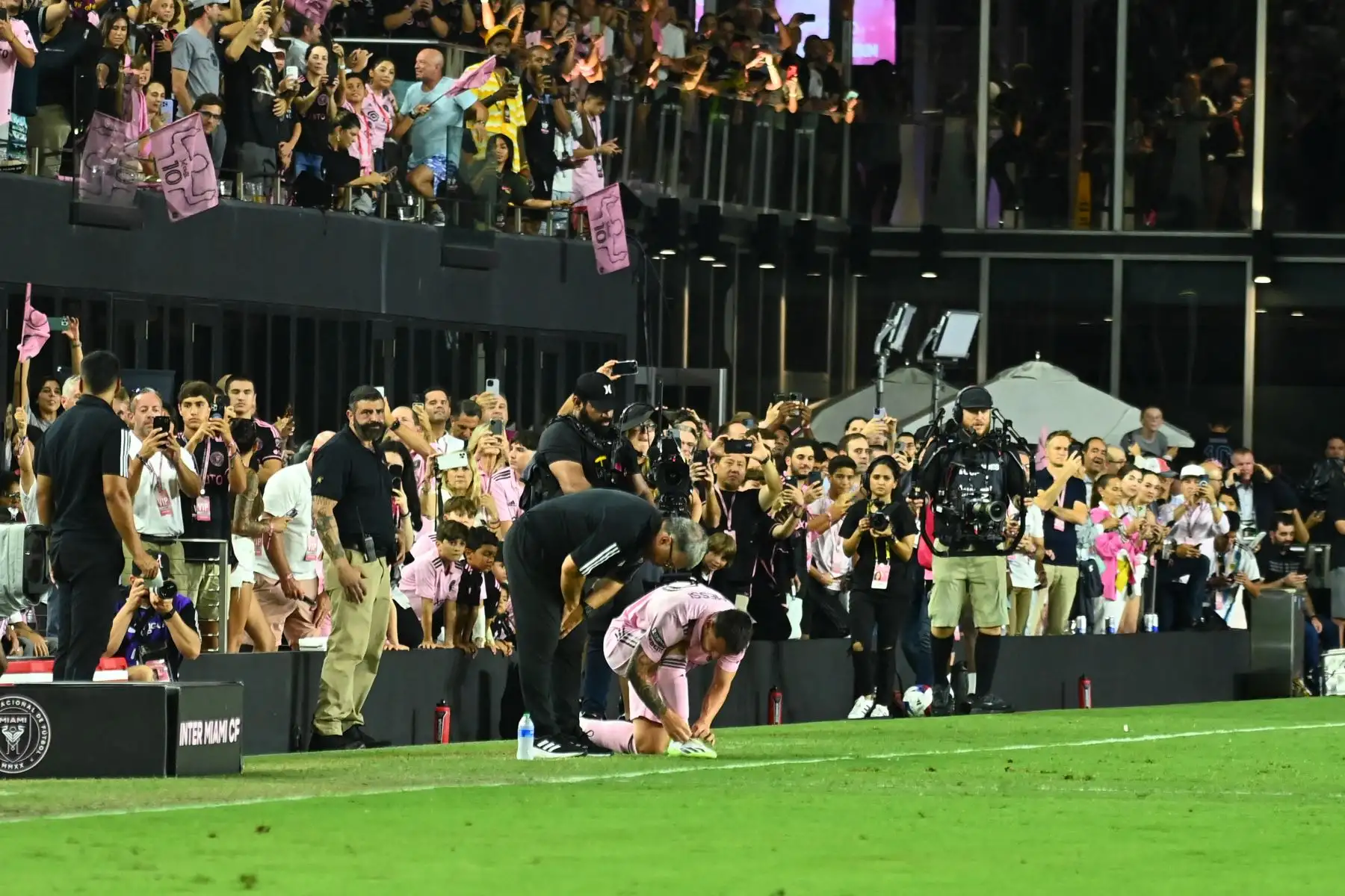 El delantero argentino de Inter Miami, Lionel Messi, se prepara para ser sustituido durante el partido de fútbol del Grupo J de la Copa de la Liga entre Inter Miami CF y Cruz Azul en el estadio DRV PNK en Fort Lauderdale, Florida, el 21 de julio de 2023.
Foto: AFP