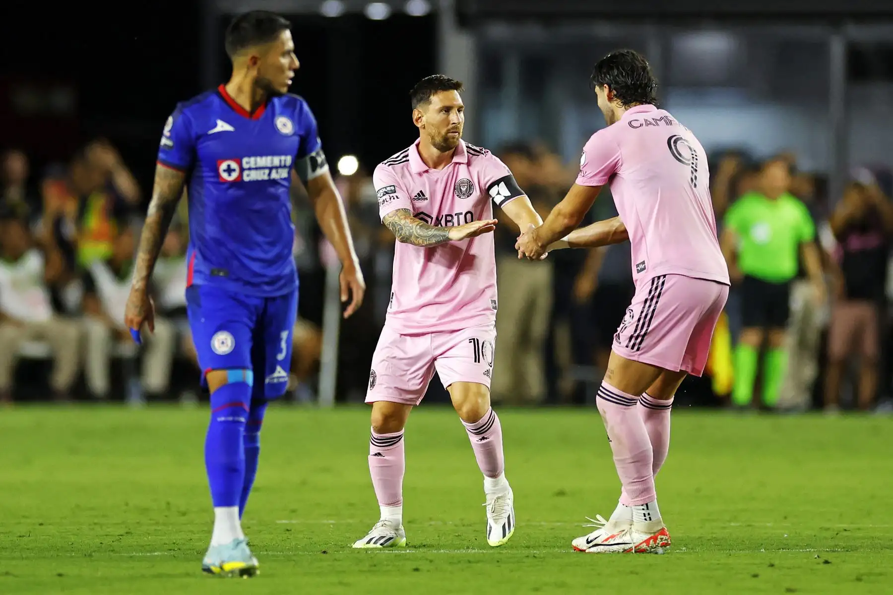 FORT LAUDERDALE, FLORIDA - 21 DE JULIO: Lionel Messi #10 de Inter Miami CF le da la mano a Leonardo Campana #9 después de ingresar al partido durante la segunda mitad del partido Leagues Cup 2023 entre Cruz Azul e Inter Miami CF en el DRV PNK Stadium el 21 de julio de 2023 en Fort Lauderdale, Florida. Stacy Revere/Getty Images/AFP
Foto: AFP