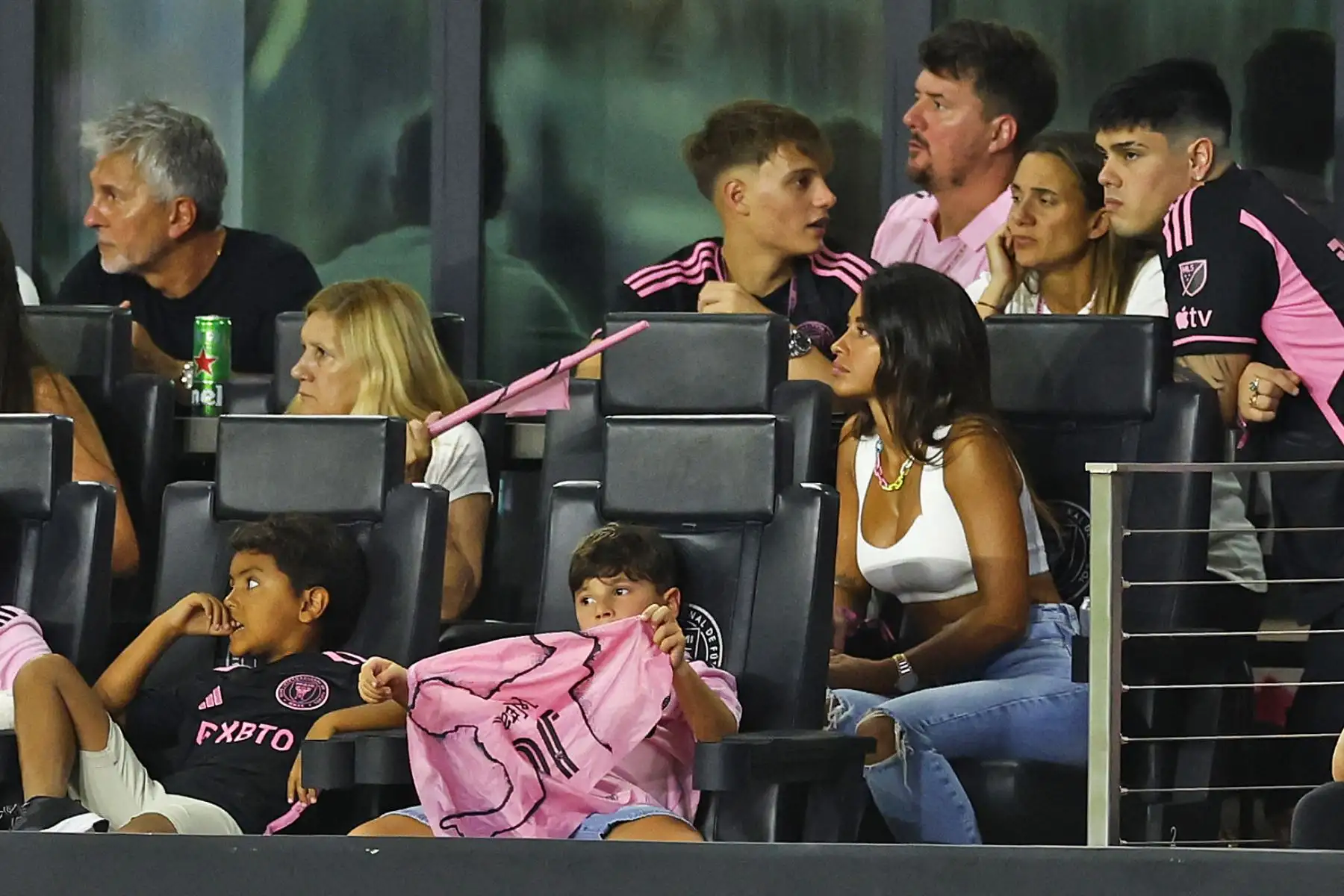 FORT LAUDERDALE, FLORIDA - 21 DE JULIO: (Derecha) Antonela Roccuzzo, esposa de Lionel Messi, mira durante el partido de la Leagues Cup 2023 entre Cruz Azul e Inter Miami CF en el DRV PNK Stadium el 21 de julio de 2023 en Fort Lauderdale, Florida. Mike Ehrmann/Getty Images/AFP
Foto: AFP