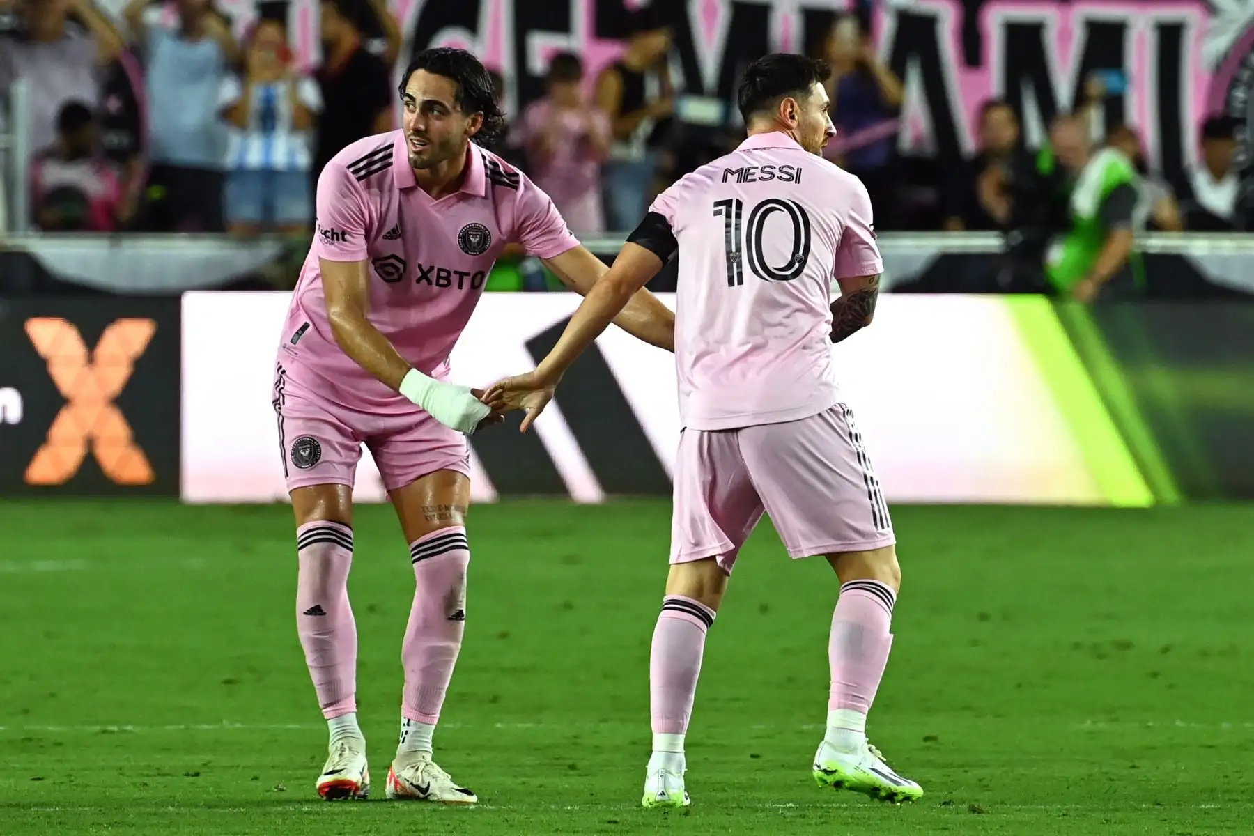 El delantero argentino de Inter Miami, Lionel Messi, choca los cinco con el delantero ecuatoriano de Inter Miami, Leonardo Campana, después de ser sustituido durante el partido de fútbol del Grupo J de la Copa de la Liga entre Inter Miami CF y Cruz Azul en el DRV PNK Stadium en Fort Lauderdale, Florida, el 21 de julio de 2023.
Foto: AFP