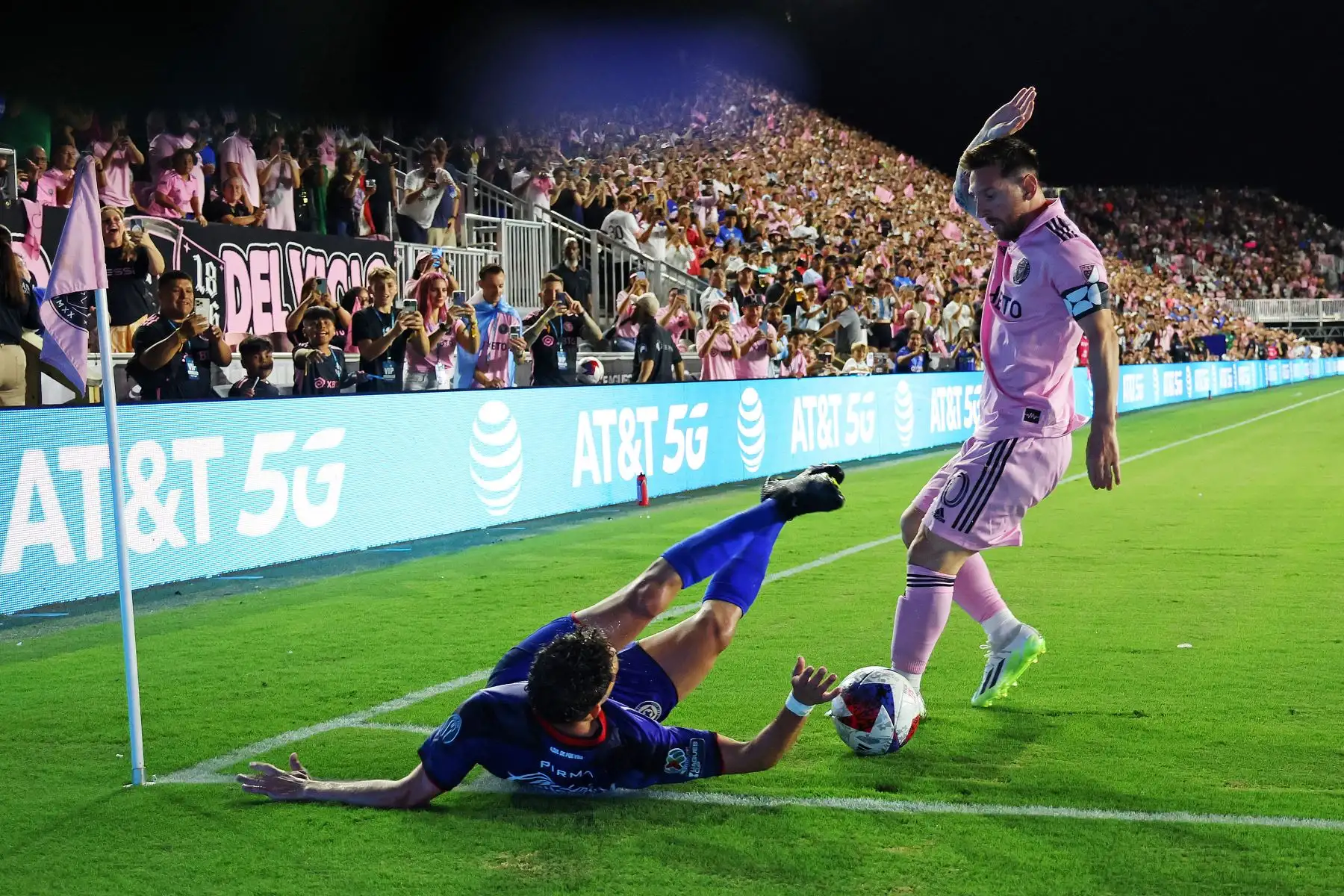 FORT LAUDERDALE, FLORIDA - 21 DE JULIO: Lionel Messi #10 de Inter Miami CF reacciona cuando Ignacio Rivero #15 de Cruz Azul se desliza durante la segunda mitad del partido de la Leagues Cup 2023 entre Cruz Azul e Inter Miami CF en el DRV PNK Stadium el 21 de julio de 2023 en Fort Lauderdale, Florida. Stacy Revere/Getty Images/AFP
Foto: AFP