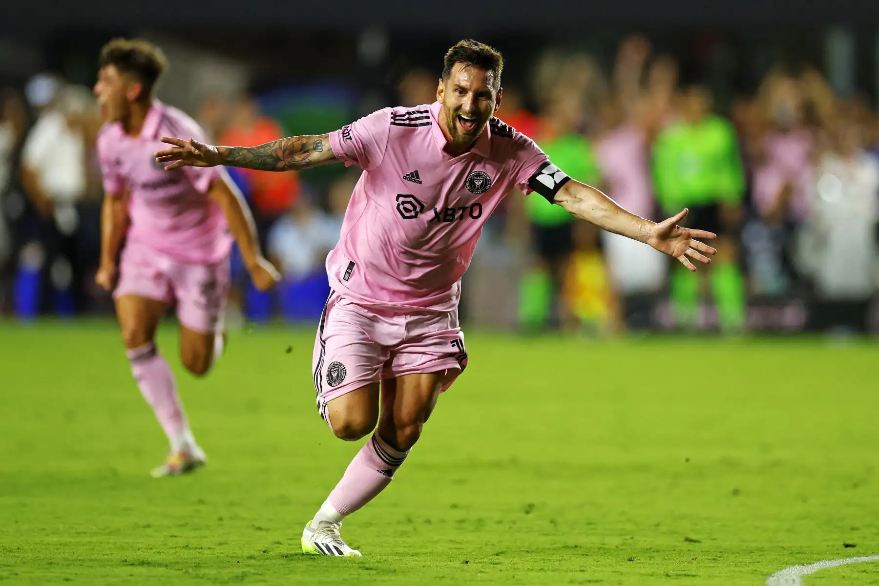FORT LAUDERDALE, FLORIDA - 21 DE JULIO: Lionel Messi #10 de Inter Miami CF celebra después de patear el gol de la victoria durante la segunda mitad del partido de la Leagues Cup 2023 entre Cruz Azul e Inter Miami CF en el DRV PNK Stadium el 21 de julio de 2023 en Fort Lauderdale, Florida. Stacy Revere/Getty Images/AFP
Foto: AFP