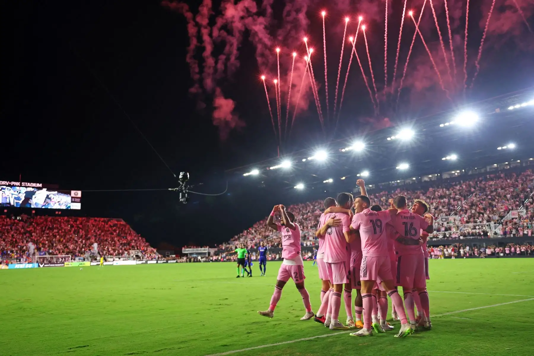 FORT LAUDERDALE, FLORIDA - 21 DE JULIO: Lionel Messi #10 de Inter Miami CF celebra con sus compañeros de equipo después de patear el gol de la victoria durante la segunda mitad del partido de la Leagues Cup 2023 entre Cruz Azul e Inter Miami CF en el DRV PNK Stadium el 21 de julio de 2023 en Fort Lauderdale, Florida. Stacy Revere/Getty Images/AFP
Foto: AFP