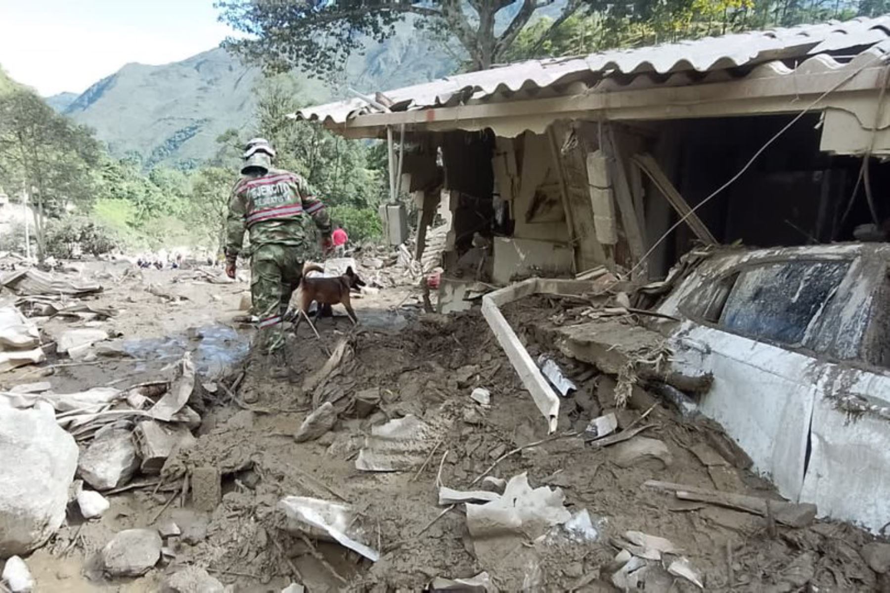 Avalancha en Colombia por lluvias intensas ha sepultado decenas de viviendas. Foto: @FuerzasMilCol