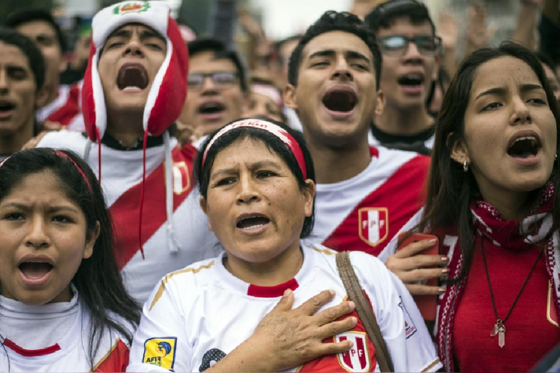 La población peruana sigue interpretando el Himno Nacional con emoción y orgullo, pero desconoce todavía el significado de su letra. Foto: Efe.