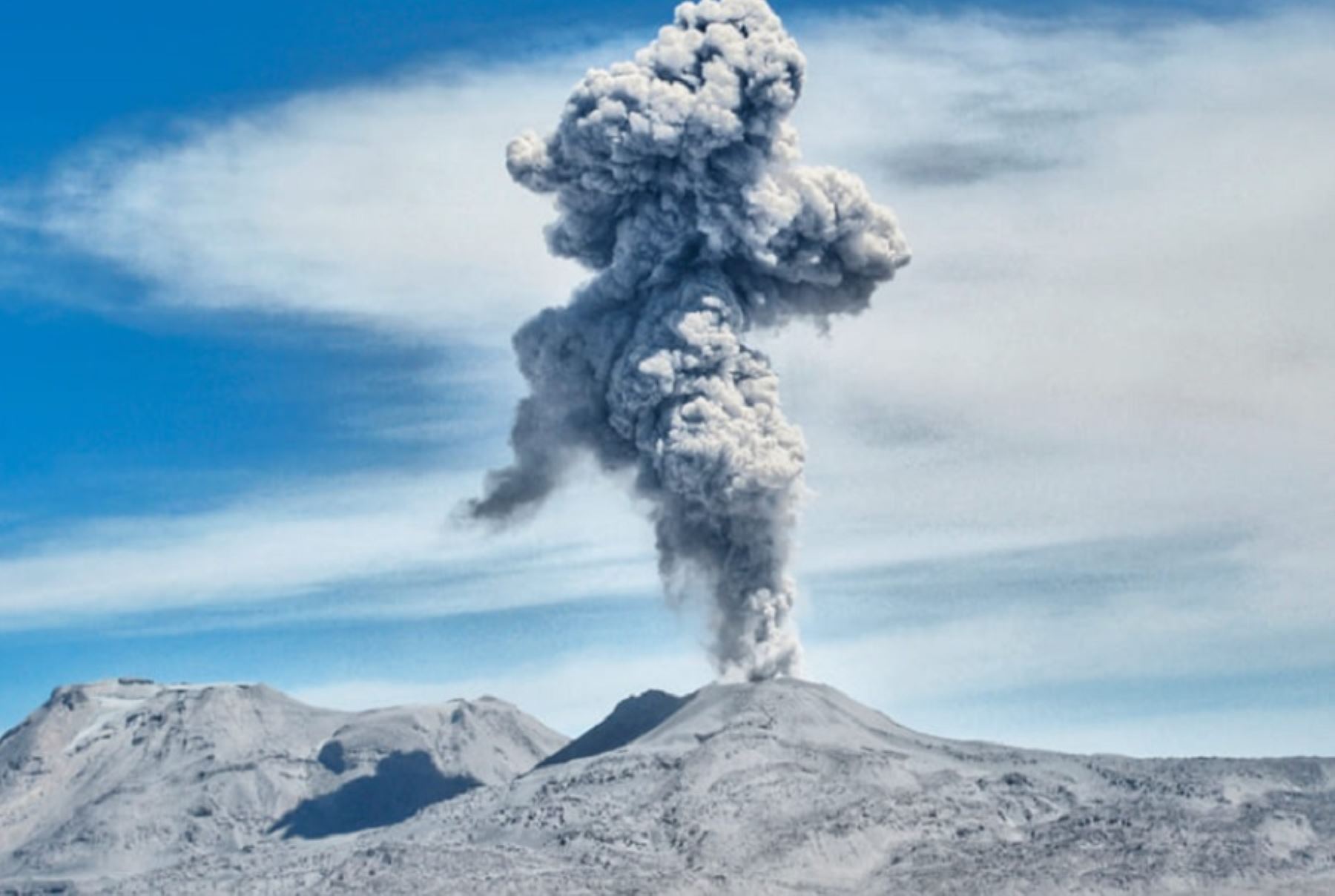 El volcán Ubinas, ubicado en Moquegua, registró esta mañana una fuerte explosión con expulsión de cenizas y gases que alcanzaron una altura de hasta 3,300 kilómetros, informó el Centro Vulcanológico Nacional del Instituto Geofísico del Perú