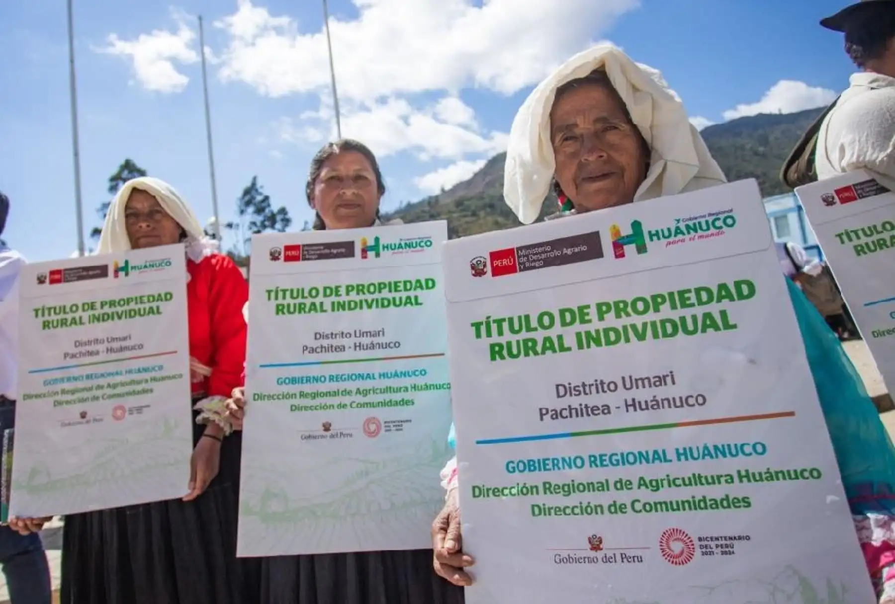 Con el compromiso de continuar promoviendo las actividades agropecuarias y dotar de una mejor calidad de vida a las familias del campo, la ministra de Desarrollo Agrario y Riego, Nelly Paredes, y el gobernador regional de Huánuco, Antonio Pulgar Lucas, entregaron hoy 973 títulos de predios rurales individuales a pequeños productores, como parte de las acciones de formalización en el agro.
