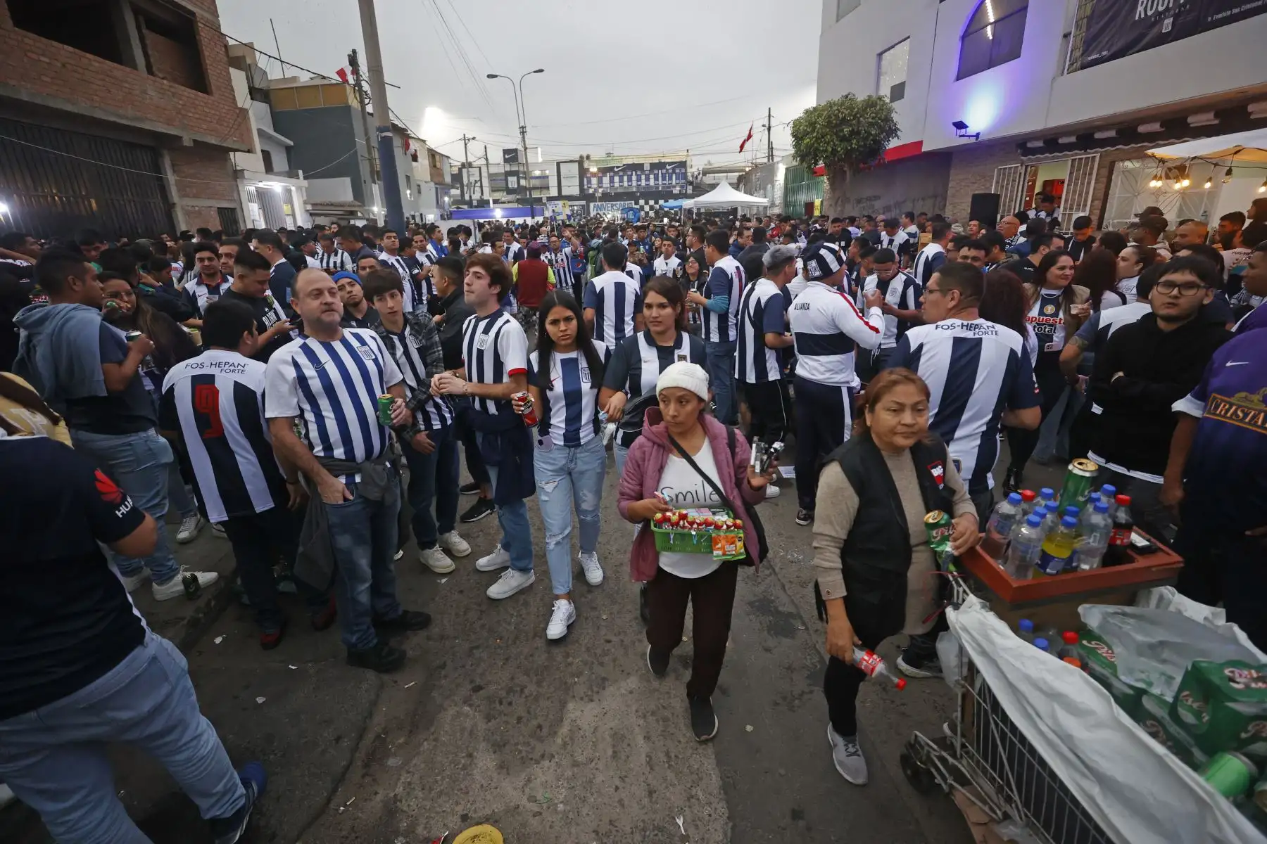 Imágenes previas al partido del super clásico entre Universitario de Deportes y Alianza Lima por la fecha 5 de la Clausura en el estadio Alejandro Villanueva.
Foto: ANDINA/ Vidal Tarqui