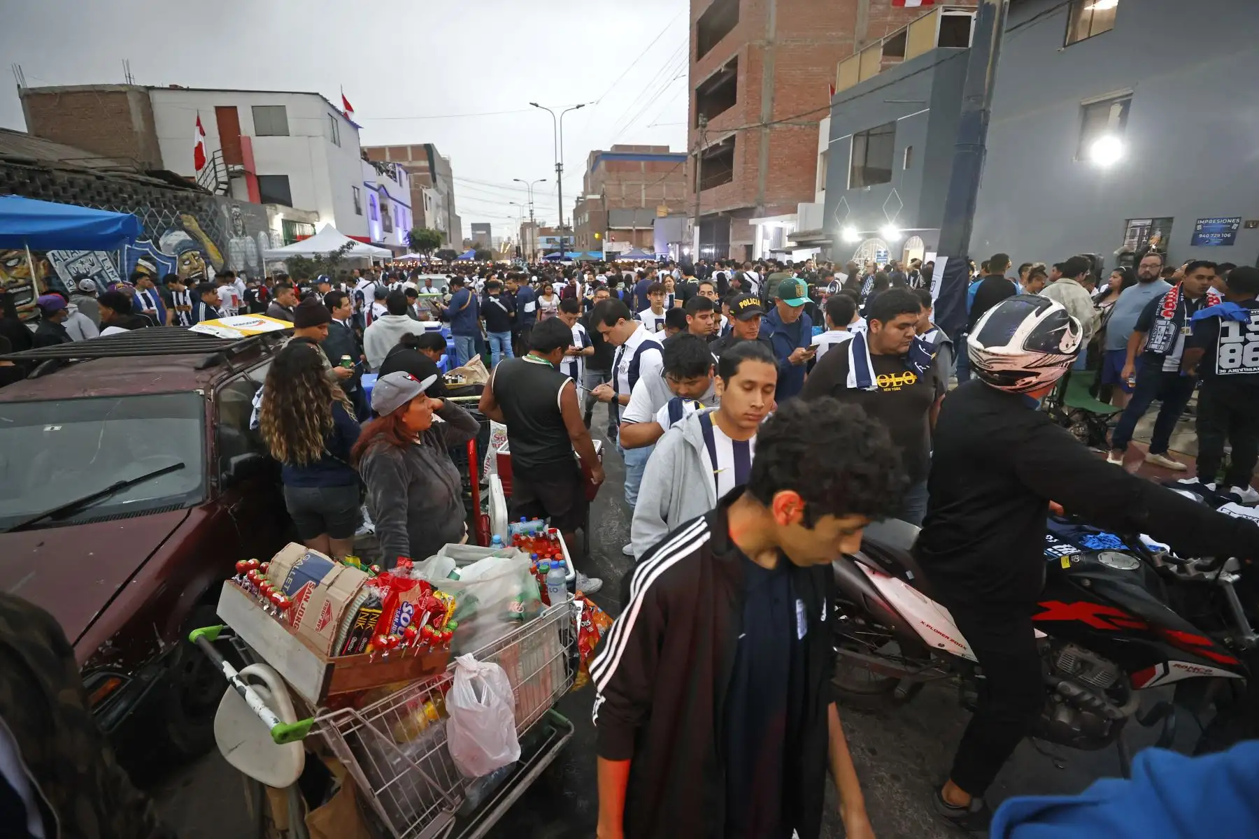 Imágenes previas al partido del super clásico entre Universitario de Deportes y Alianza Lima por la fecha 5 de la Clausura en el estadio Alejandro Villanueva.
Foto: ANDINA/ Vidal Tarqui