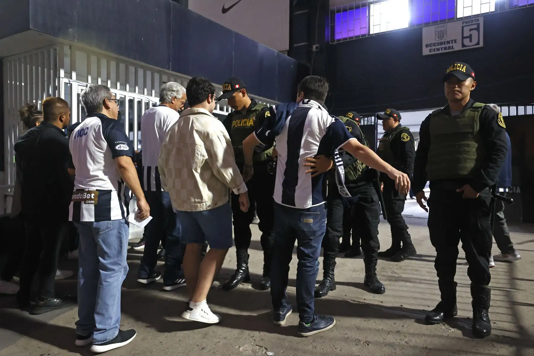 Imágenes previas al partido del super clásico entre Universitario de Deportes y Alianza Lima por la fecha 5 de la Clausura en el estadio Alejandro Villanueva.
Foto: ANDINA/ Vidal Tarqui
