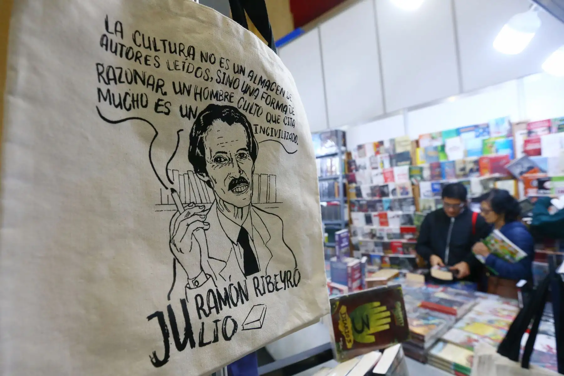 En esta edición, dedicada a la figura del poeta universal César Vallejo, también estará presente el Fondo Editorial de Editora Perú (FEEP), presentando su oferta editorial en el stand 1 del recinto ferial. En la imagen, el stand de la Librería Maxibooks.
Foto: ANDINA/Eddy Ramos