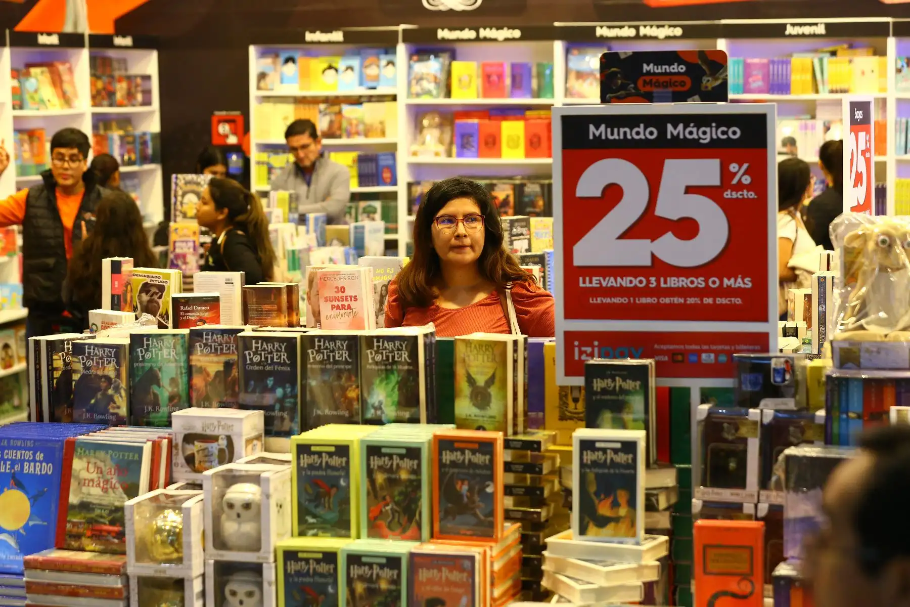 En esta edición, dedicada a la figura del poeta universal César Vallejo, también estará presente el Fondo Editorial de Editora Perú (FEEP), presentando su oferta editorial en el stand 1 del recinto ferial. En la imagen, el stand de la Librería Mundo Mágico.
Foto: ANDINA/Eddy Ramos