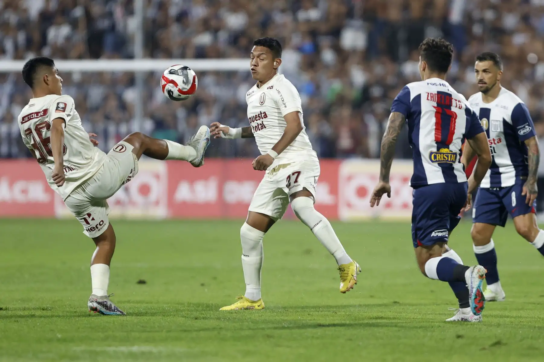Alianza Lima y Universitario de Deportes empataron 0-0 en un disputado clásico del fútbol peruano, que se jugó en el Estadio Alejandro Villanueva de La Victoria. Foto: ANDINA/Vidal Tarqui