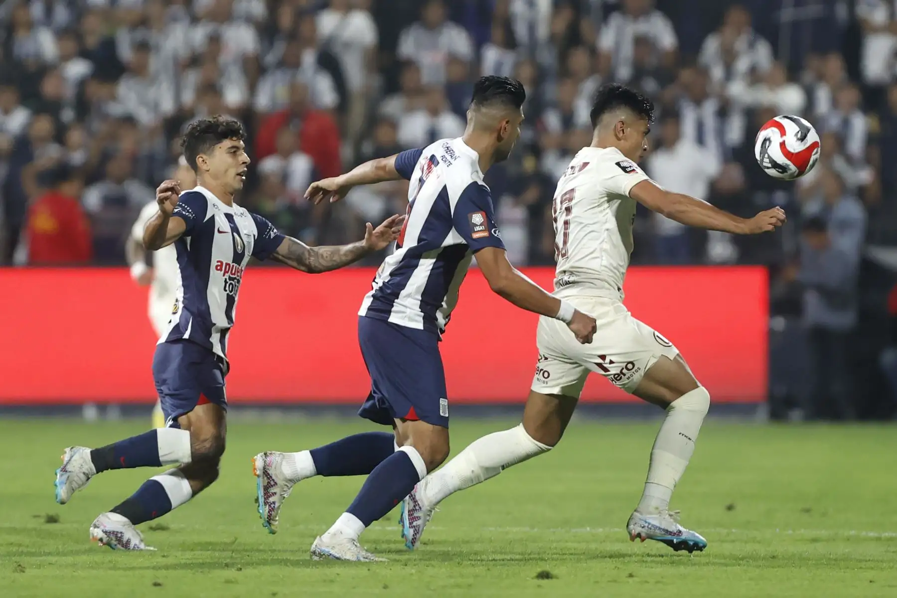 El jugador de Universitario de Deportes, José Rivera disputa el balón ante el jugador de Alianza Lima, Carlos Zambrano en el super clásico por la fecha 5 de la Clausura en el estadio Alejandro Villanueva.
Foto: ANDINA/ Vidal Tarqui