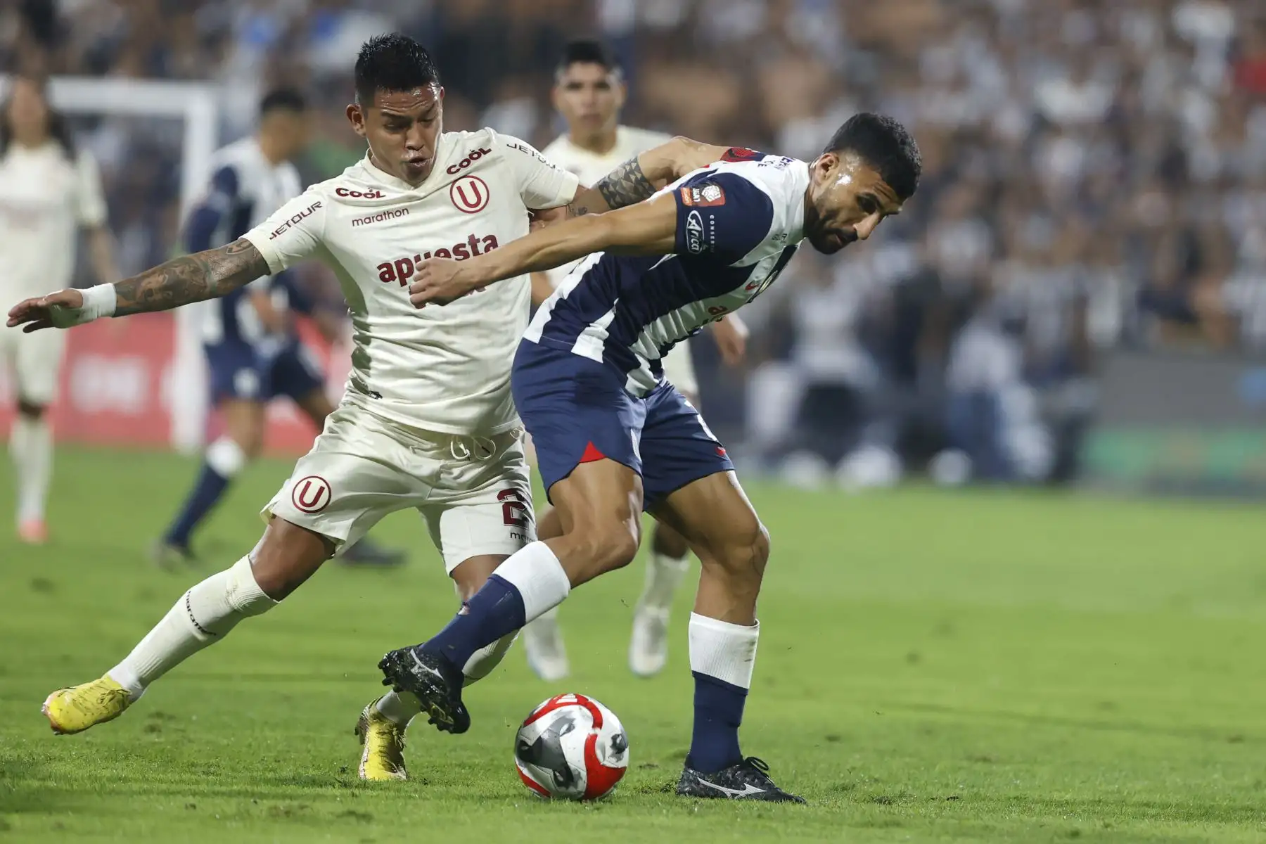 El jugador de Universitario de Deportes, Carlos Cabanillas se enfrenta al jugador Alianza Limaen el super clásico por la fecha 5 de la Clausura en el estadio Alejandro Villanueva.
Foto: ANDINA/ Vidal Tarqui
