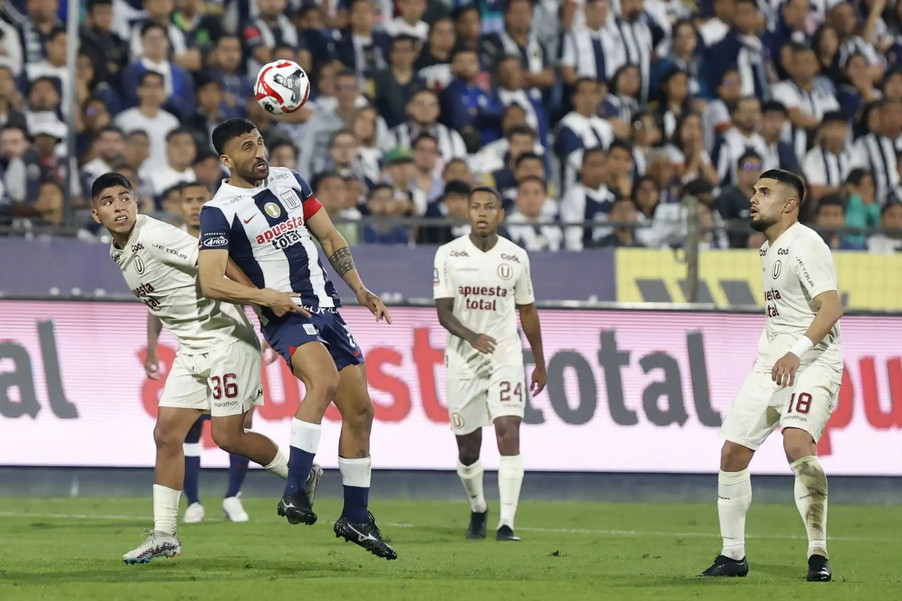Universitario de Deportes y Alianza Lima se enfrentan en el super clásico por la fecha 5 de la Clausura - Liga 1 en el estadio Alejandro Villanueva.
Foto: ANDINA/ Vidal Tarqui