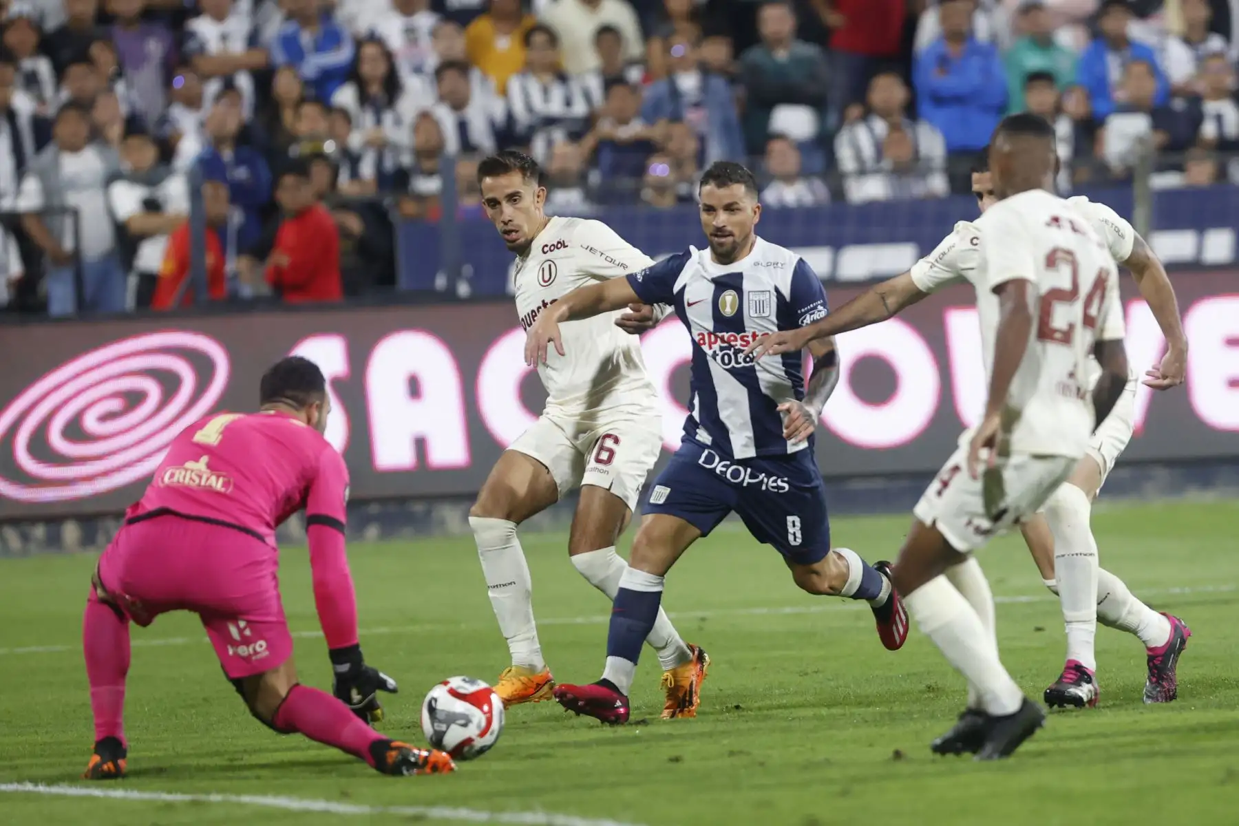 El jugador de Alianza Lima, Gabriel Costa disputa el balón ante el arquero José Carvallo  de Universitario de Deportes en el super clásico por la fecha 5 de la Clausura en el estadio Alejandro Villanueva.
Foto: ANDINA/ Vidal Tarqui