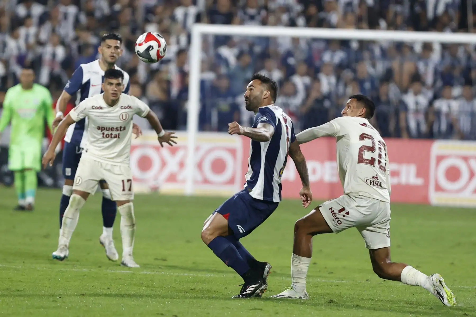 El jugador de Universitario de Deportes, Alex Valera disputa el balón ante el jugador de Alianza Lima en el super clásico por la fecha 5 de la Clausura - Liga 1 en el estadio Alejandro Villanueva.
Foto: ANDINA/ Vidal Tarqui