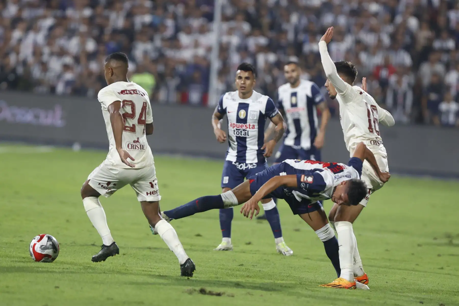 Universitario de Deportes y Alianza Lima se enfrentan en el super clásico por la fecha 5 de la Clausura - Liga 1 en el estadio Alejandro Villanueva.
Foto: ANDINA/ Vidal Tarqui
