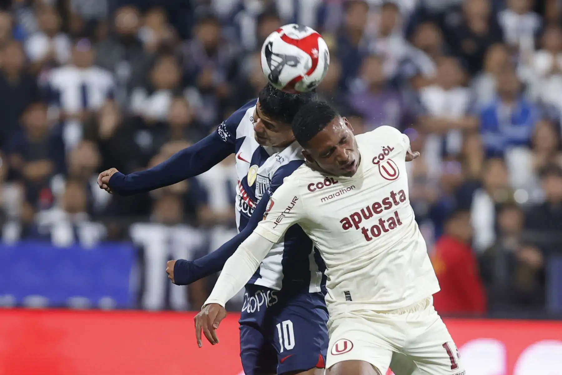 El jugador de Alianza Lima, Jairo Concha disputa el balón ante el jugador de Universitario de Deportes en el super clásico por la fecha 5 de la Clausura en el estadio Alejandro Villanueva.
Foto: ANDINA/ Vidal Tarqui