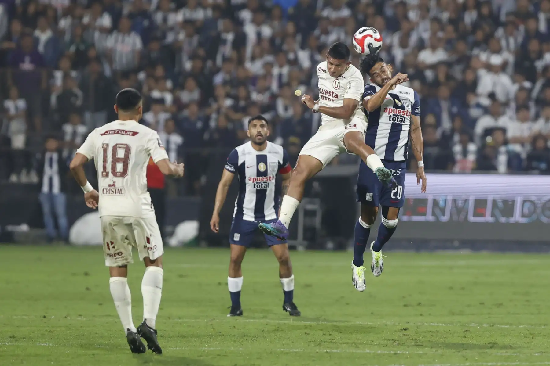 Universitario de Deportes y Alianza Lima se enfrentan en el super clásico por la fecha 5 de la Clausura - Liga 1 en el estadio Alejandro Villanueva.
Foto: ANDINA/ Vidal Tarqui