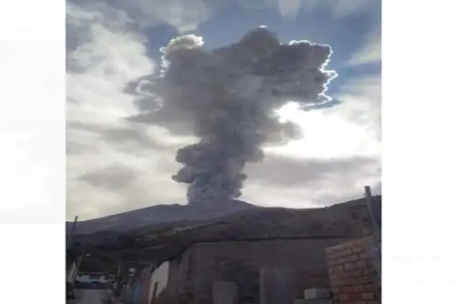 La explosión se produjo a las 13:24 horas y las cenizas se dispersan en un radio mayor a 40 kilómetros.