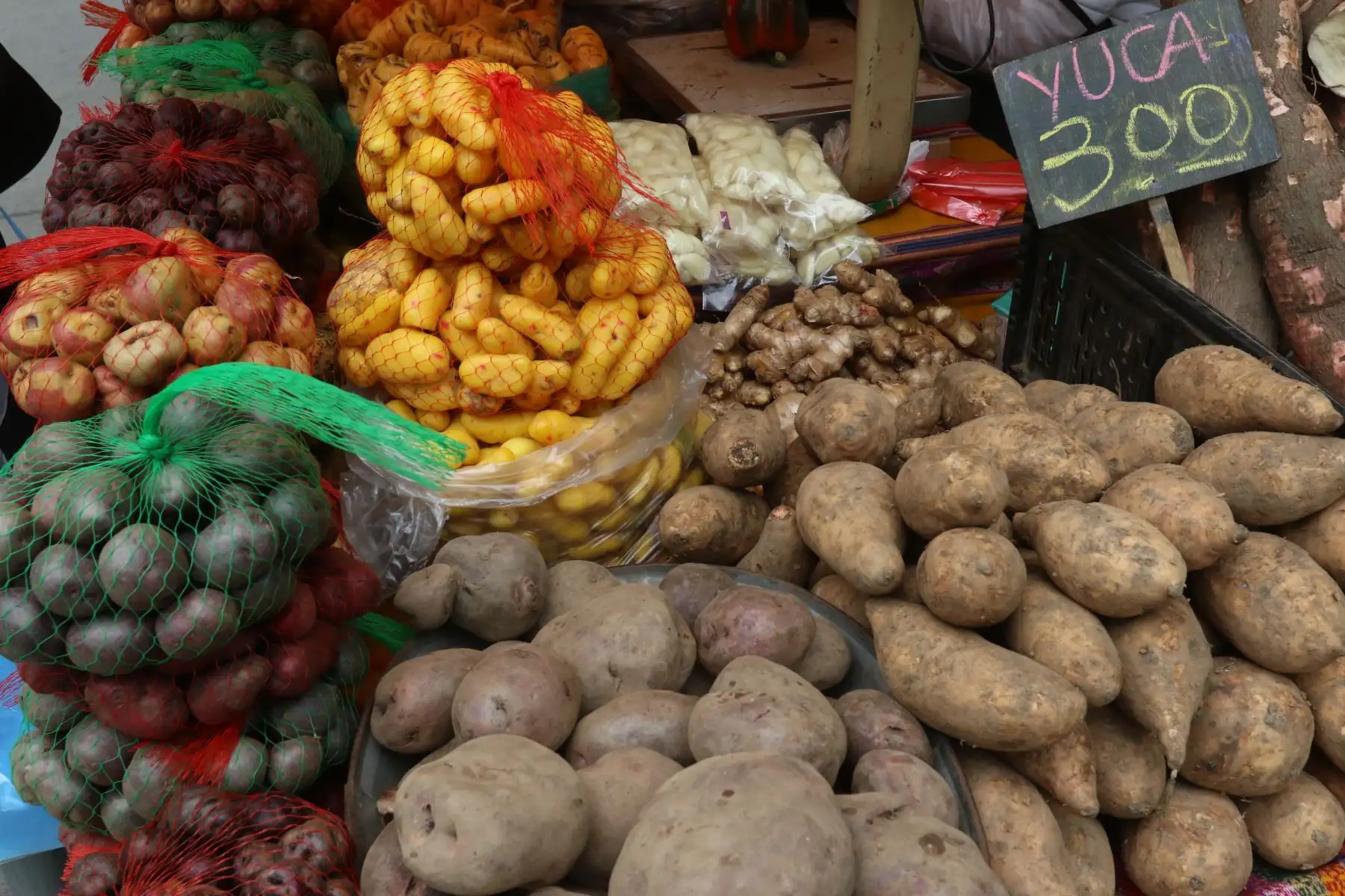 Feria de productos agropecuarios "de la chacra a la olla".Foto: ANDINA/Héctor Vinces