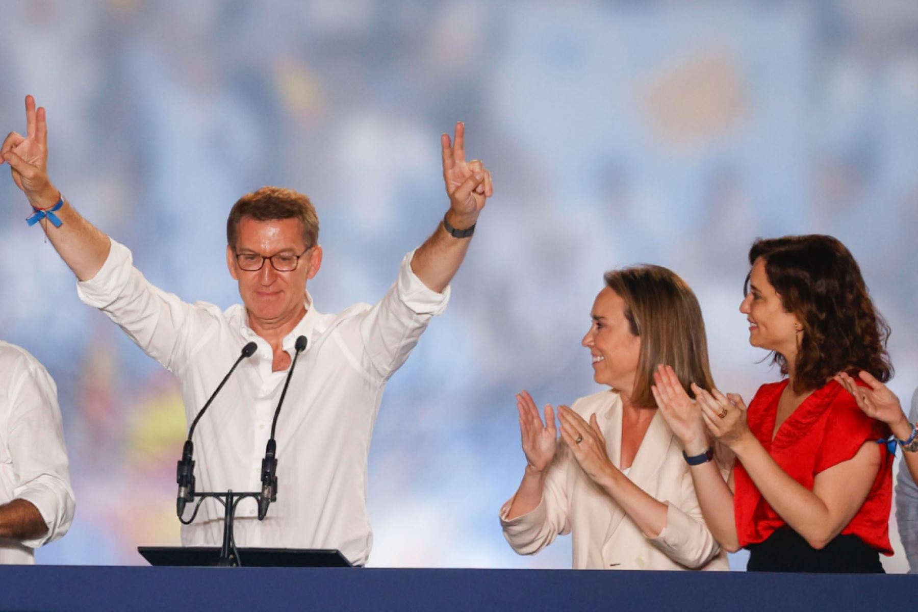 El candidato del Partido Popular, Alberto Núñez Feijoo (i), saluda a los simpatizantes en la sede de los populares en Madrid tras conocerse los resultados en las elecciones celebradas hoy domingo. Foto: EFE/Javier Lizón