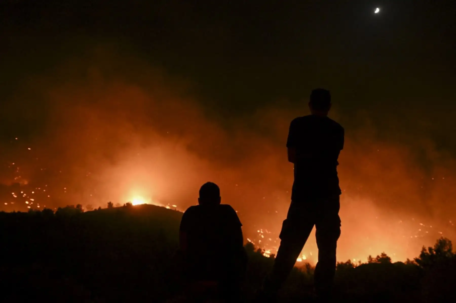 Decenas de miles de personas huyeron de los incendios forestales en la isla griega de Rodas, mientras los turistas aterrorizados se apresuraban a llegar a casa. Los bomberos abordaron los incendios que estallaron en la temporada alta de turismo, lo que provocó la evacuación por incendios forestales más grande de la historia del país y canceló vuelos y vacaciones. Foto: AFP