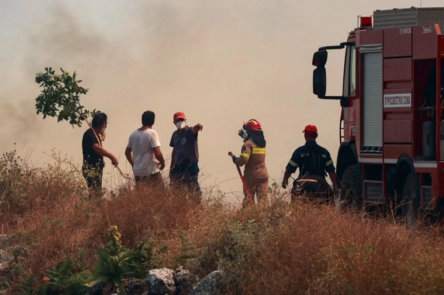 Decenas de miles de personas huyeron de los incendios forestales en la isla griega de Rodas, mientras los turistas aterrorizados se apresuraban a llegar a casa. Los bomberos abordaron los incendios que estallaron en la temporada alta de turismo, lo que provocó la evacuación por incendios forestales más grande de la historia del país y canceló vuelos y vacaciones. Foto: AFP