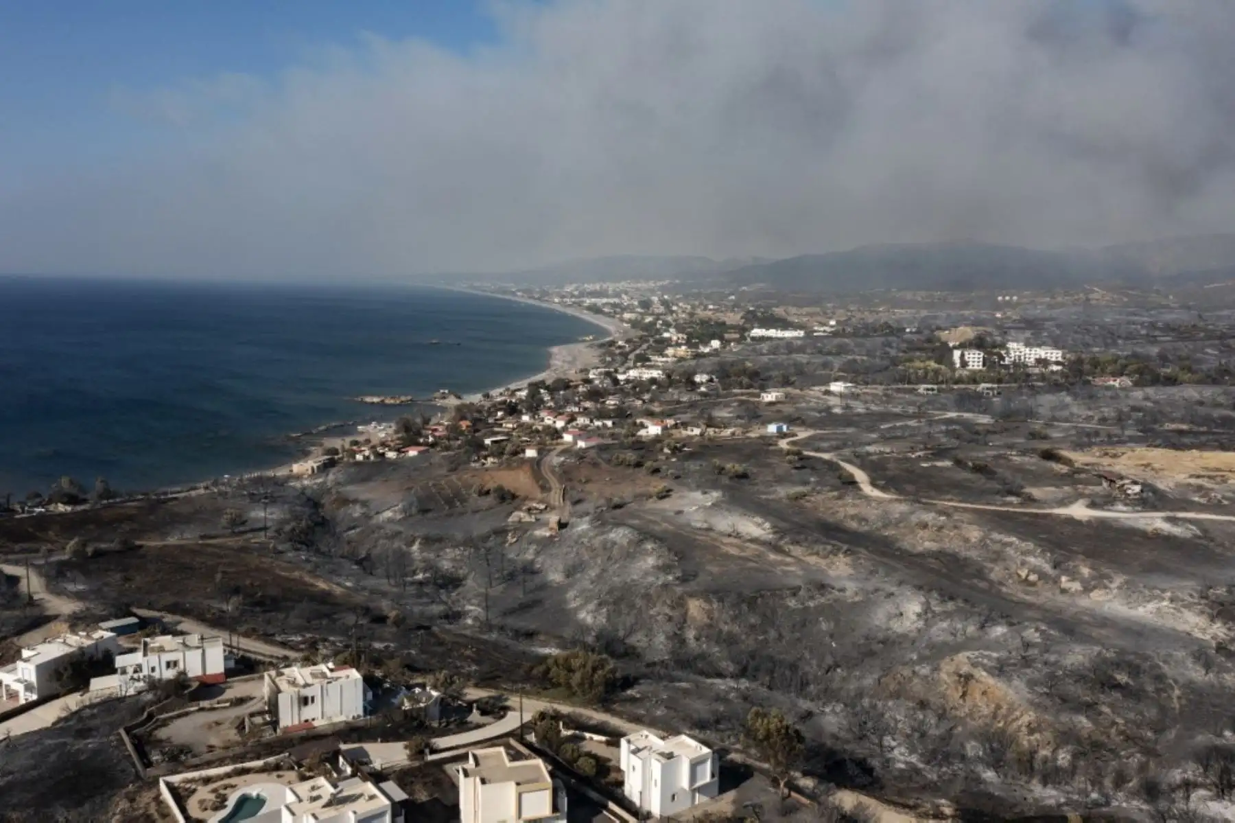 Una vista aérea muestra el humo que se eleva en el fondo de la aldea de Kiotari, en la isla de Rodas. Decenas de miles de personas ya han huido de las llamas en la isla de Rodas, y muchos turistas asustados luchan por llegar a casa.
Grecia se ha estado sofocando bajo un largo período de calor extremo que ha exacerbado el riesgo de incendios forestales y ha dejado a los visitantes varados en la temporada alta de turismo. Foto: AFP