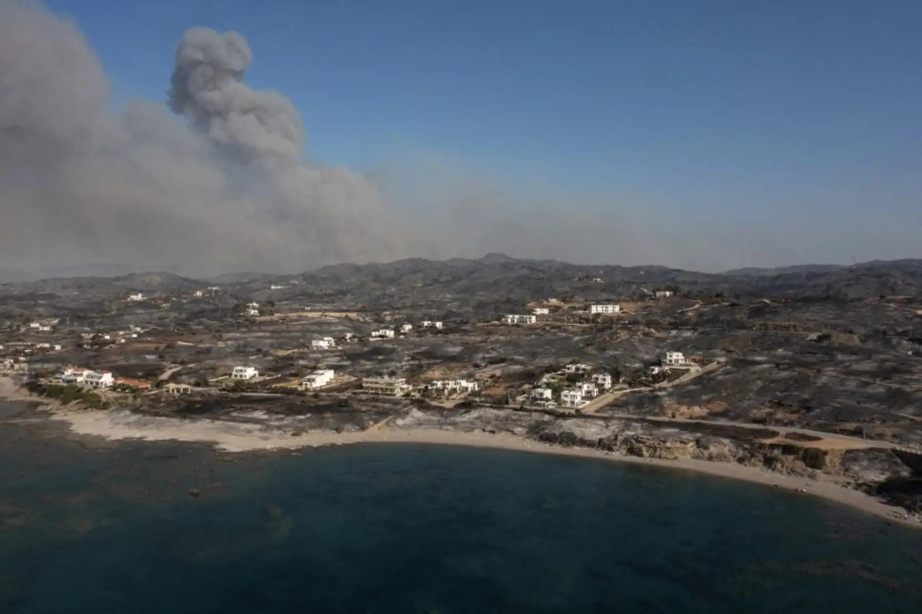 Una vista aérea muestra el humo que se eleva en el fondo de la aldea de Kiotari, en la isla de Rodas. Decenas de miles de personas ya han huido de las llamas en la isla de Rodas, y muchos turistas asustados luchan por llegar a casa.
Grecia se ha estado sofocando bajo un largo período de calor extremo que ha exacerbado el riesgo de incendios forestales y ha dejado a los visitantes varados en la temporada alta de turismo. Foto: AFP