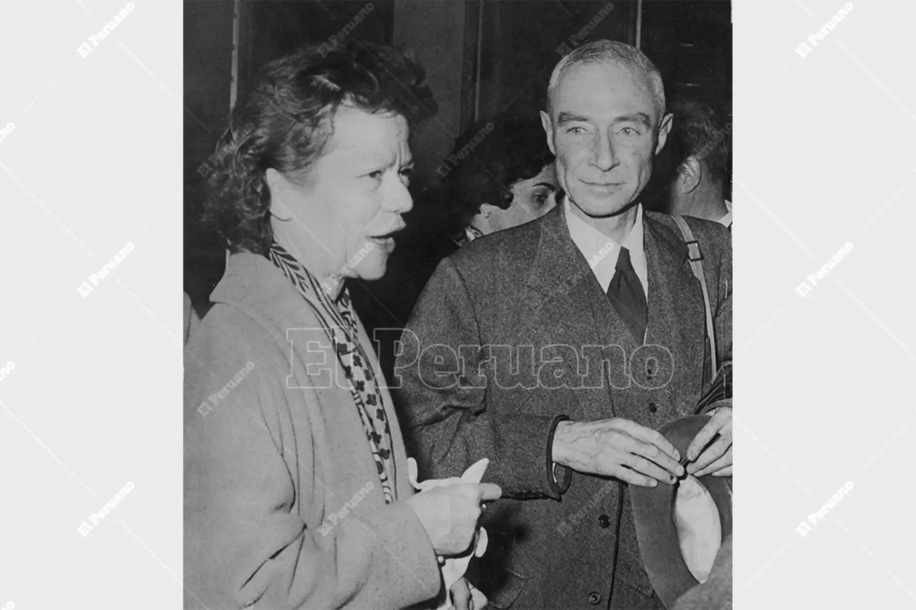 Lima - 26 mayo 1962 / Robert Oppenheimer, el creador de la bomba atómica, llegó a nuestro país. Declaró que deseaba encontrar una fructífera colaboración con sus colegas peruanos. El científico brindará una conferencia en la Universidad Nacional de Ingeniería. Foto: Archivo Histórico de El Peruano / Braulio Cabrera