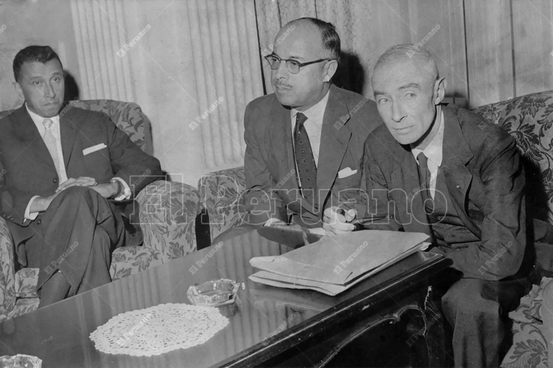 Lima - 27 mayo 1962 / El científico Robert Oppenheimer (primero de la derecha), escucha una pregunta en la conferencia de prensa que brindó junto al rector de la Universidad Nacional de Ingeniería, Mario Samamé Boggio (centro). Foto: Archivo Histórico de El Peruano / Alfonso Ego Aguirre