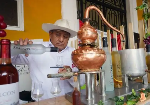 Más de 200 litros de mosto, zumo de uva, se necesitaron en Ica para obtener 20 litros de pisco, la bebida bandera de Perú, por su día nacional. Foto: Genry Bautista