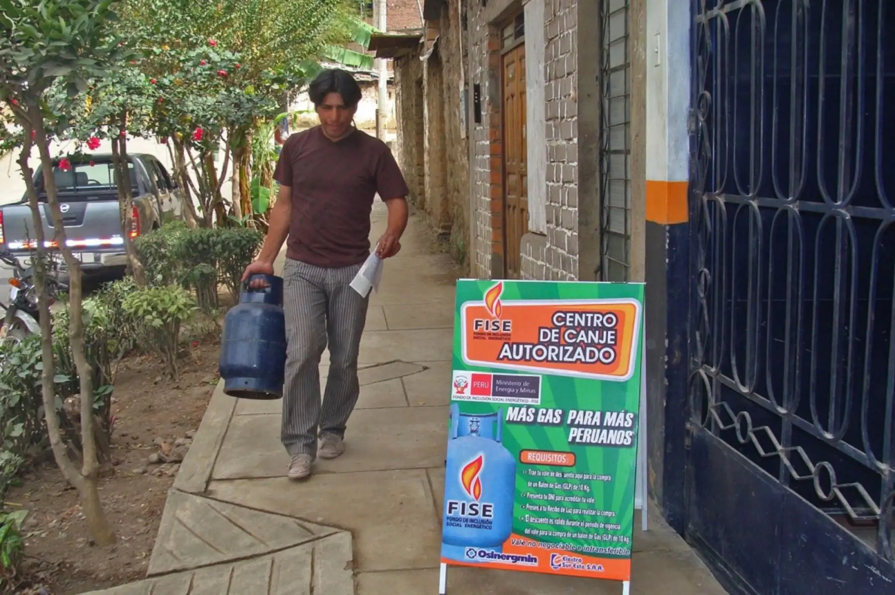 Beneficiario del Vale de descuento para adquirir un balón de gas GLP del programa Fondo de Inclusión Social Energético (FISE). Foto: Cortesía.