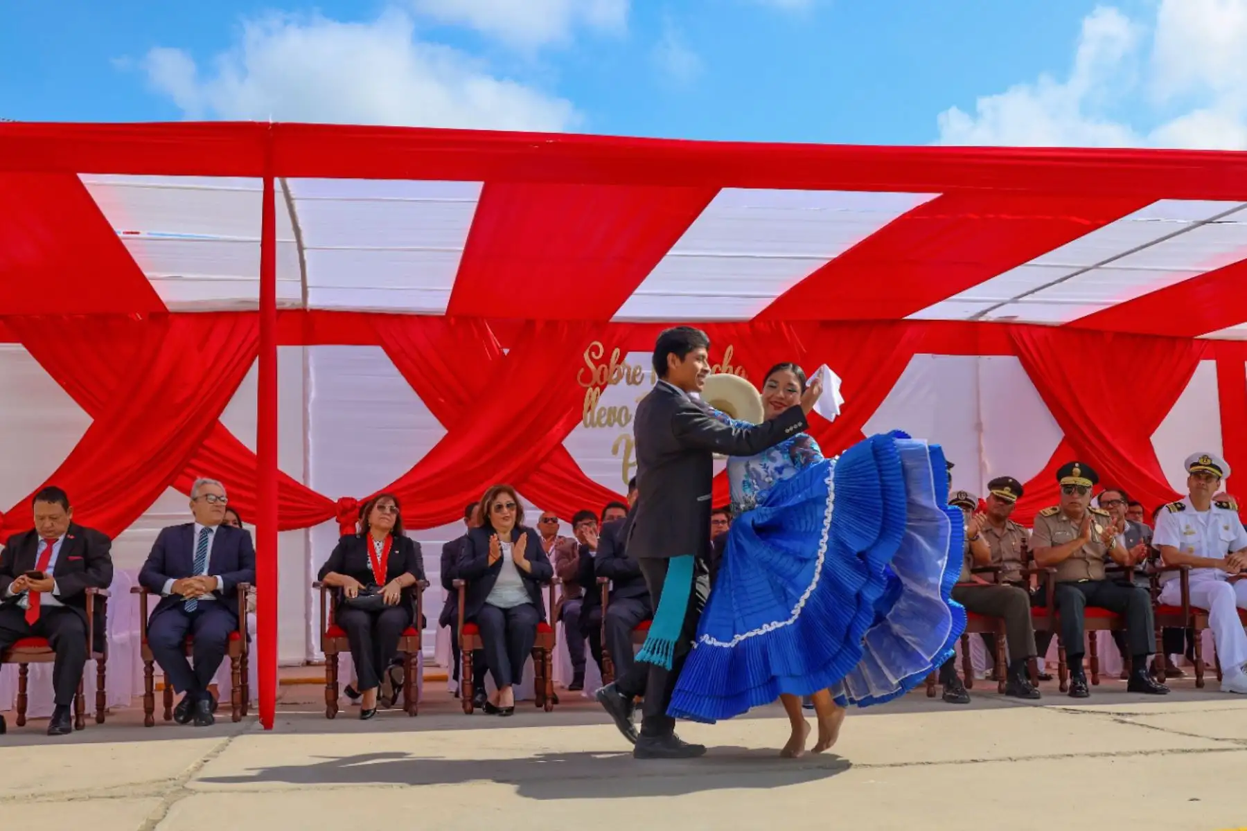 El Gobernador Regional de Lambayeque, Jorge Pérez Flores, hizo un llamado a los lambayecanos para fortalecer la ruta del desarrollo, bien común y competitividad. El mandatario regional formuló este llamado en la ceremonia por la celebración del 202 aniversario de la Independencia Nacional realizada en la sede del Gobierno Regional de Lambayeque con la participación de las principales autoridades civiles, militares y policiales.
Foto: ANDINA / Gore Lambayeque