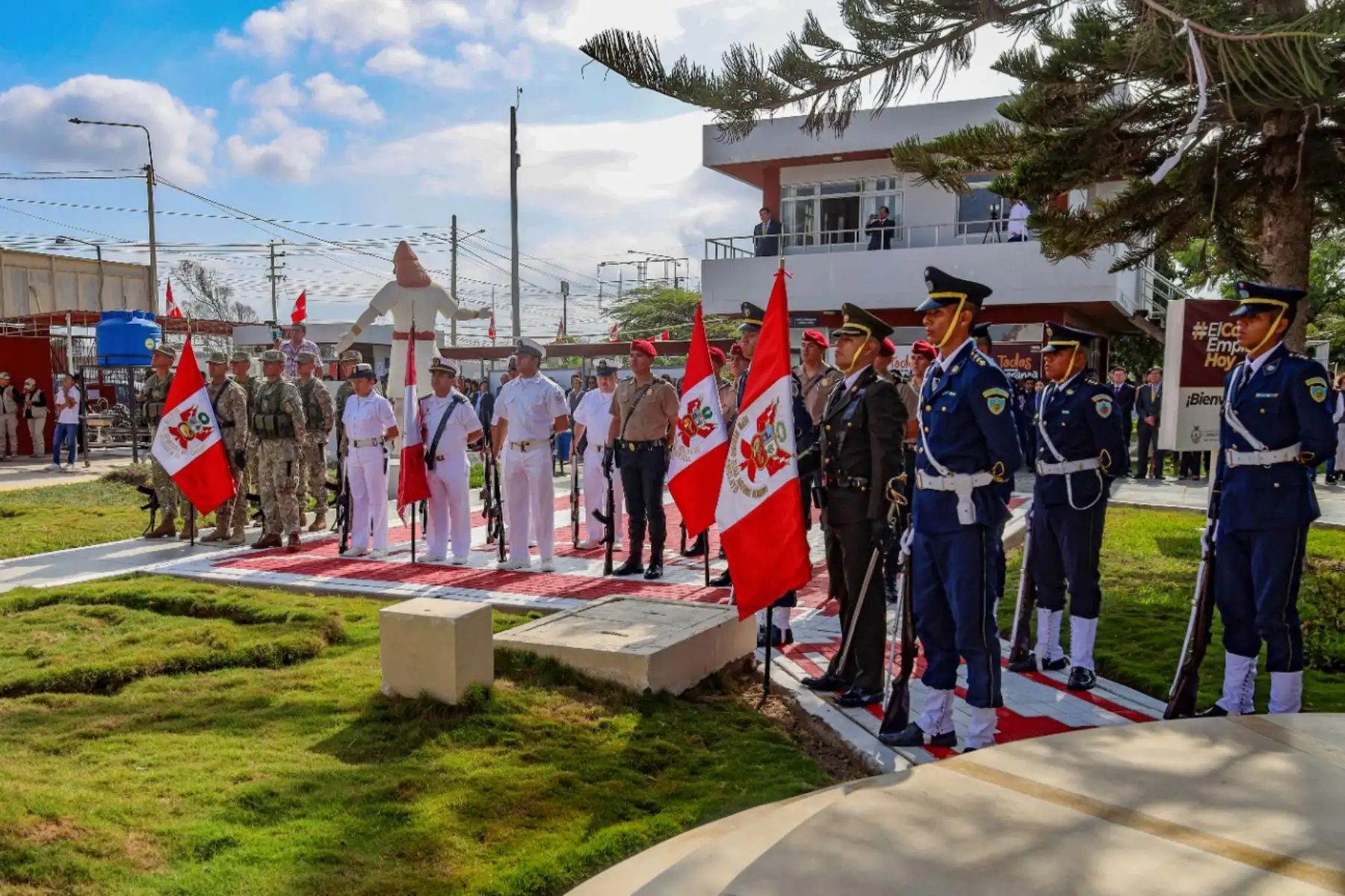 El Gobernador Regional de Lambayeque, Jorge Pérez Flores, hizo un llamado a los lambayecanos para fortalecer la ruta del desarrollo, bien común y competitividad. El mandatario regional formuló este llamado en la ceremonia por la celebración del 202 aniversario de la Independencia Nacional realizada en la sede del Gobierno Regional de Lambayeque con la participación de las principales autoridades civiles, militares y policiales.
Foto: ANDINA / Gore Lambayeque