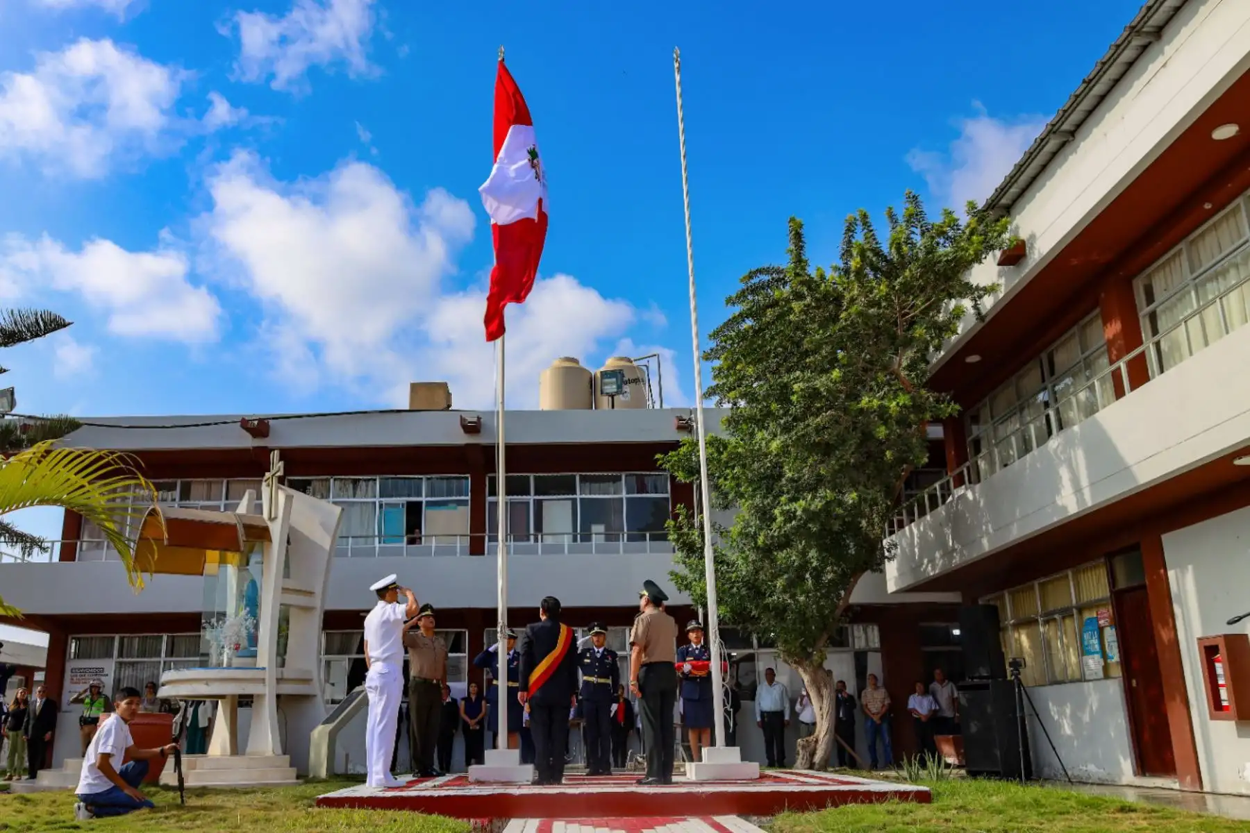 El Gobernador Regional de Lambayeque, Jorge Pérez Flores, hizo un llamado a los lambayecanos para fortalecer la ruta del desarrollo, bien común y competitividad. El mandatario regional formuló este llamado en la ceremonia por la celebración del 202 aniversario de la Independencia Nacional realizada en la sede del Gobierno Regional de Lambayeque con la participación de las principales autoridades civiles, militares y policiales.
Foto: ANDINA / Gore Lambayeque