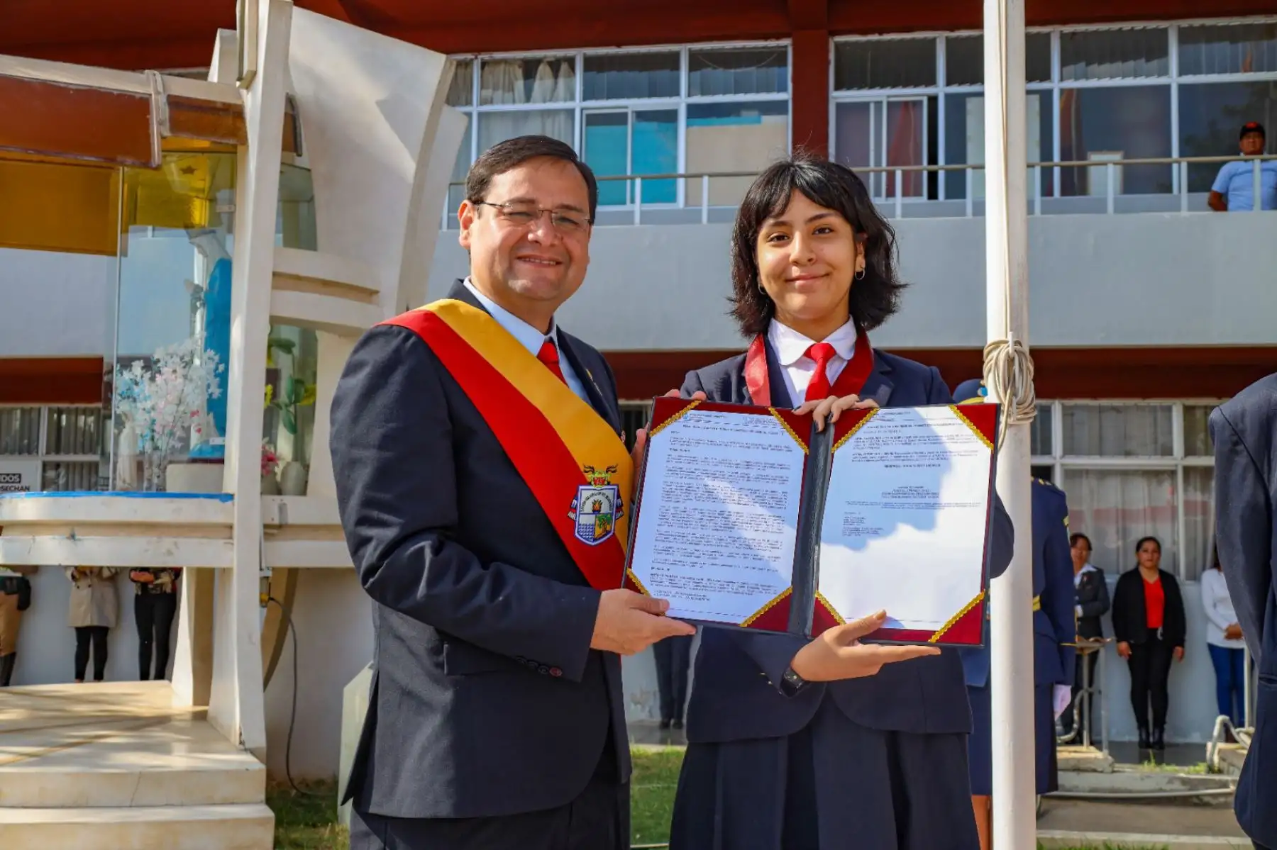 El gobernador regional reconoció a los estudiantes del Colegio de Alto Rendimiento de Lambayeque por los logros obtenidos y les hizo entrega de una resolución de felicitación y medalla con el escudo regional. También fue distinguida la directora Mery Giovanny Mocarro Aguilar; y los asesores, Guillermo Alex Gamboa Hidalgo y Hebert Paul Rodríguez  Ramírez.
Foto: ANDINA / Gore Lambayeque