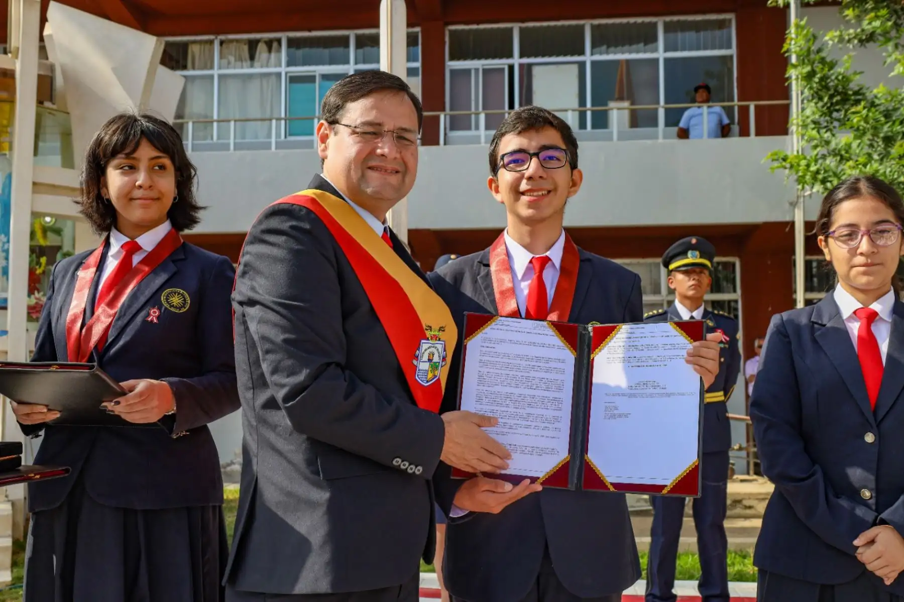 El gobernador regional reconoció a los estudiantes del Colegio de Alto Rendimiento de Lambayeque por los logros obtenidos y les hizo entrega de una resolución de felicitación y medalla con el escudo regional. También fue distinguida la directora Mery Giovanny Mocarro Aguilar; y los asesores, Guillermo Alex Gamboa Hidalgo y Hebert Paul Rodríguez  Ramírez.
Foto: ANDINA / Gore Lambayeque